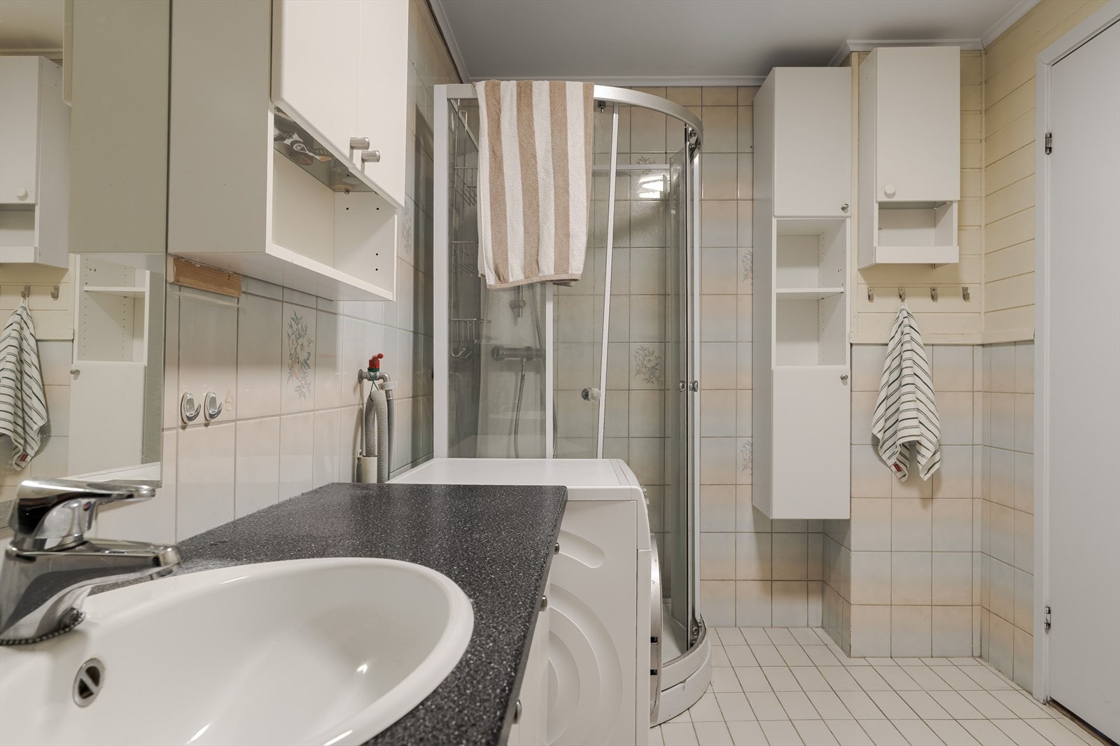 Det er satt inn dusjkabinett, dette skåner baderommet for vann direkte på flis Galleribilde