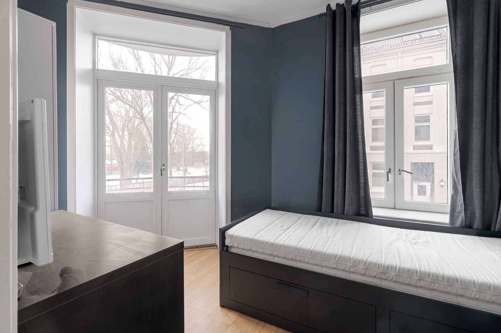 Innbydende soverom med utgang til balkong Galleribilde