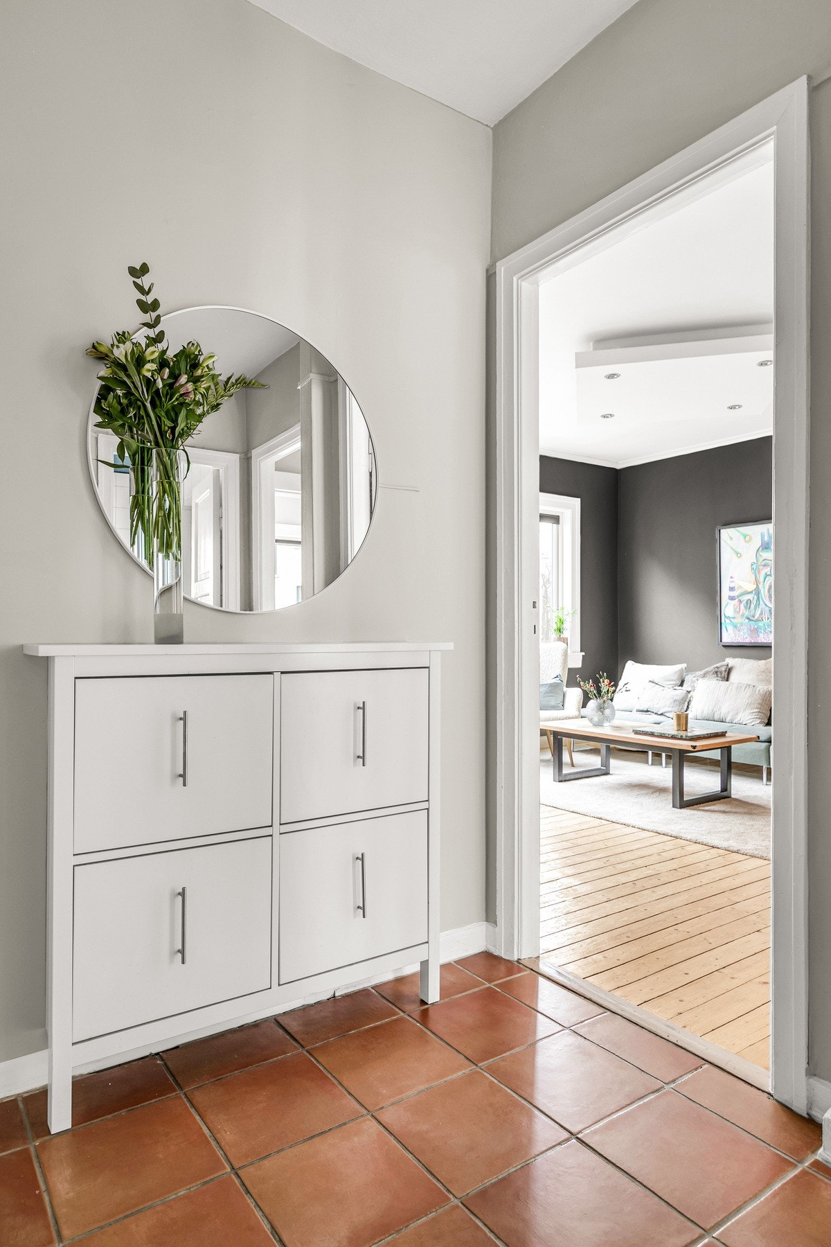 Entré med naturlig overgang til stue/oppholdsrom. Galleribilde