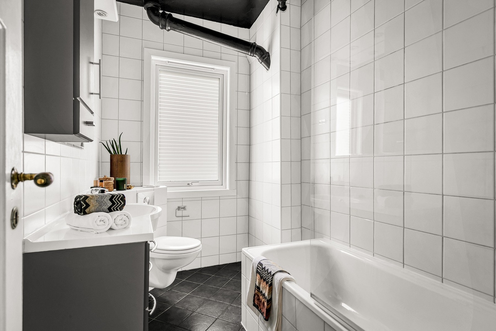 Romslig bad med badekar og funksjonell innredning. Galleribilde