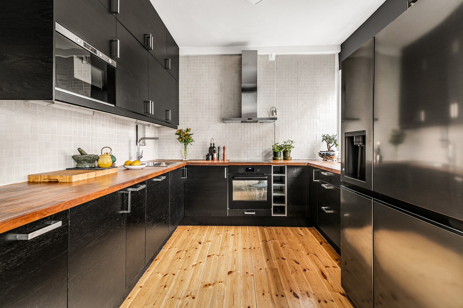 Romslig kjøkken med integrerte hvitevarer og god oppbevaringskapasitet. Galleribilde