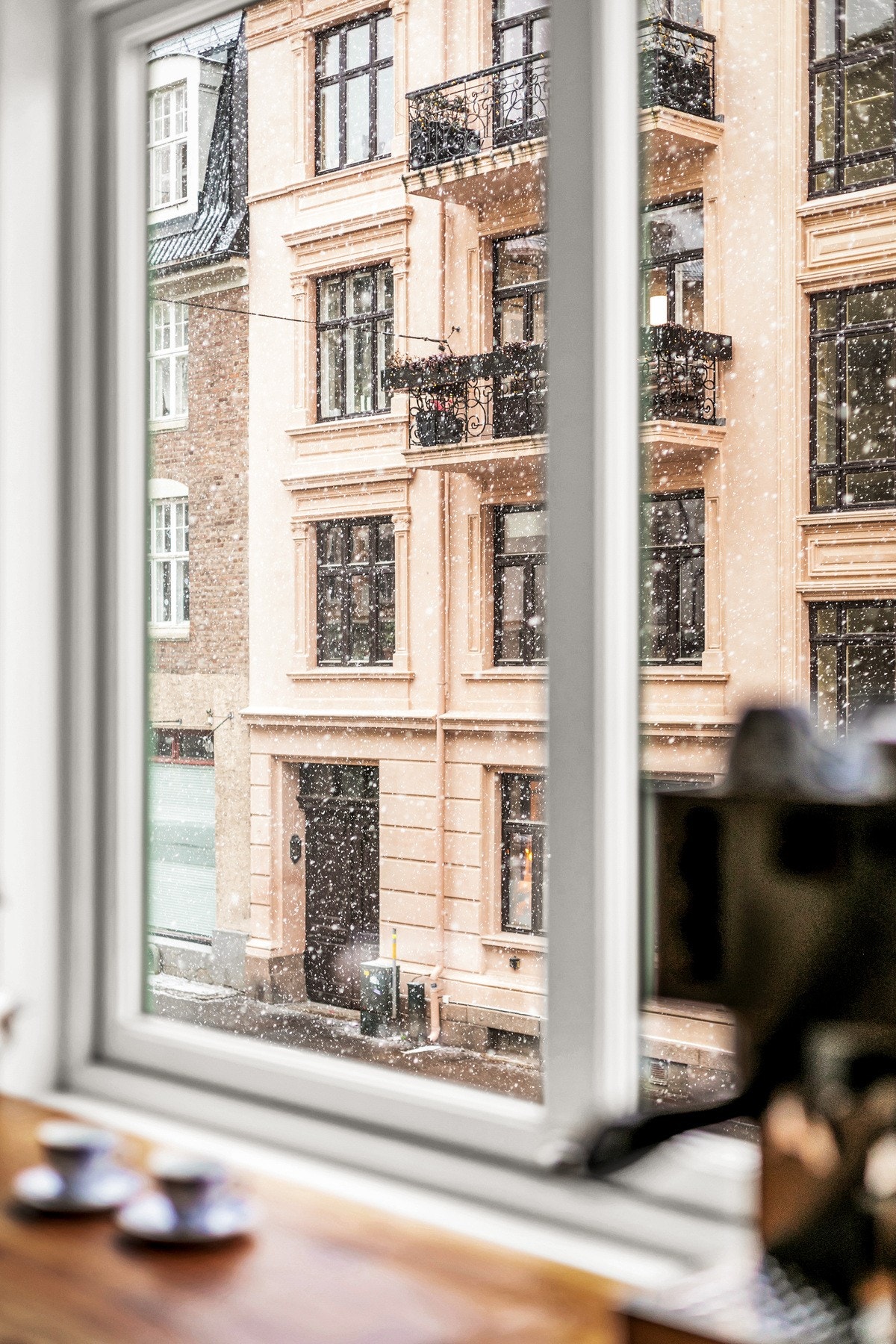 Utsikt mot klassisk bygårdsbebyggelse gir en hyggelig og urban atmosfære. Galleribilde