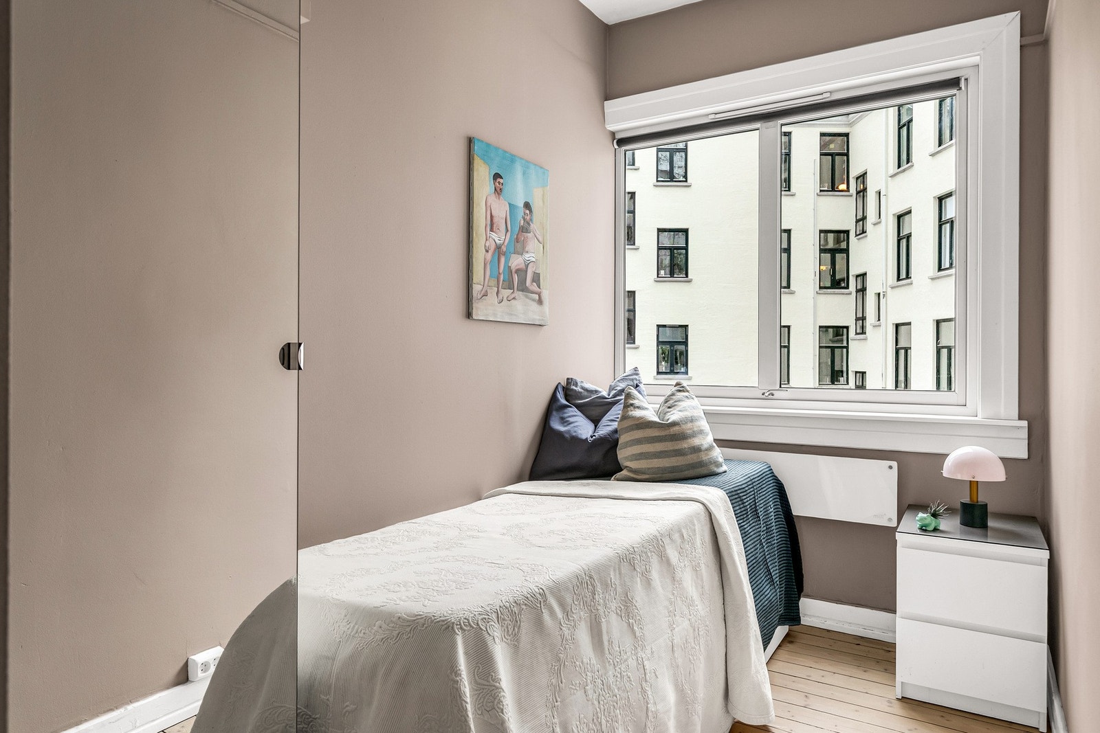 Soverommet har et rolig uttrykk og god plass til oppbevaring. Galleribilde