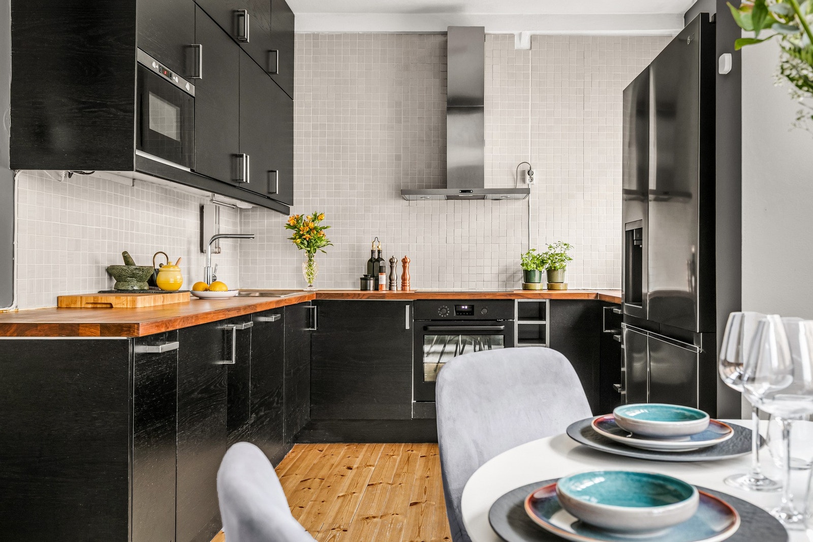 Romslig kjøkken med rikelig benkeplass, integrerte hvitevarer og praktisk løsning. Galleribilde