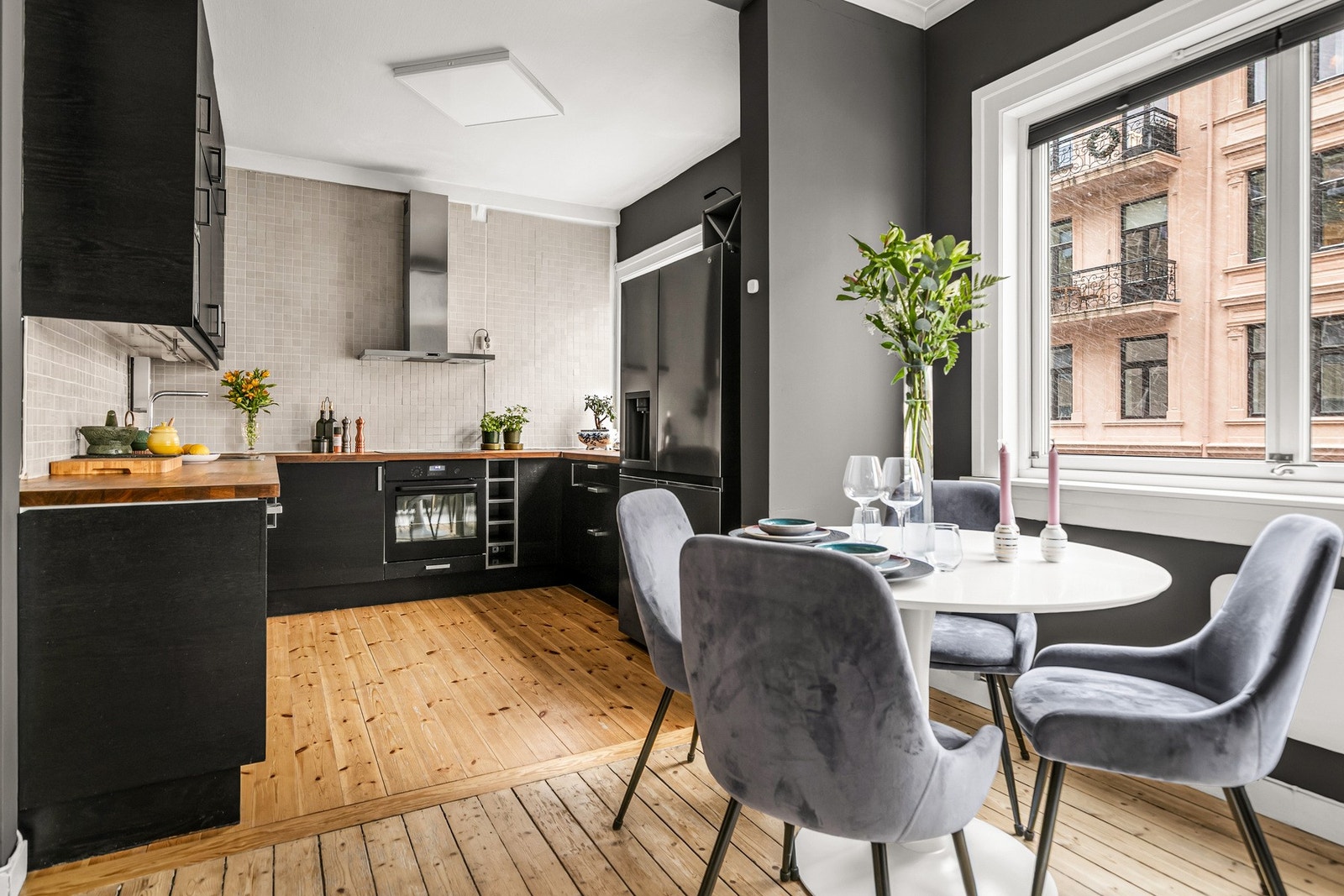 Kjøkkenet er utformet i en funksjonell U-løsning med gode oppbevaringsmuligheter. Galleribilde