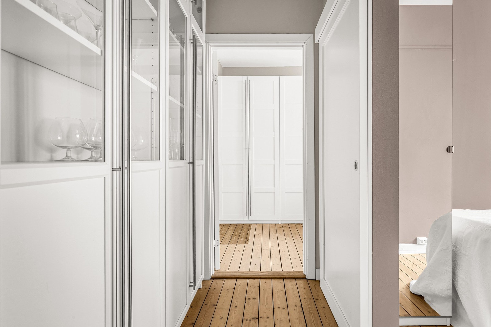 Gang med innebygde skap gir svært gode oppbevaringsmuligheter. Galleribilde