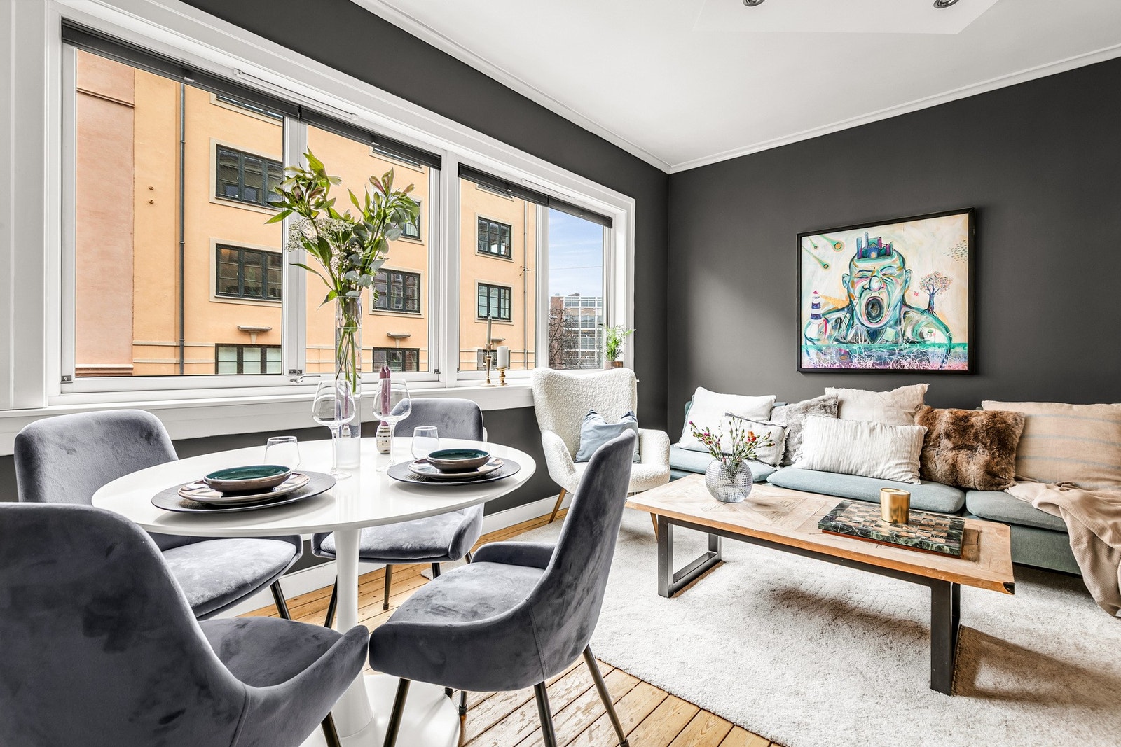 Innbydende stue med god plass til spisebord og komfortabel sofagruppe. Galleribilde