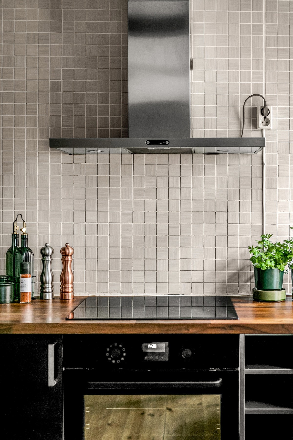 Funksjonelt kjøkken med god benkeplass og oversiktlig løsning. Galleribilde