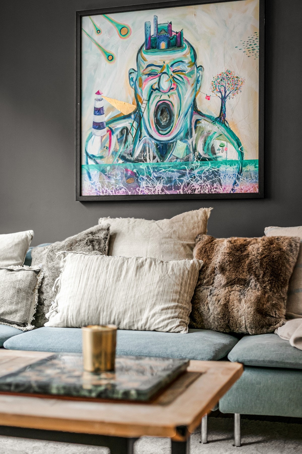 Lys og trivelig oppholdsrom med plass til romslig sofagruppe. Galleribilde