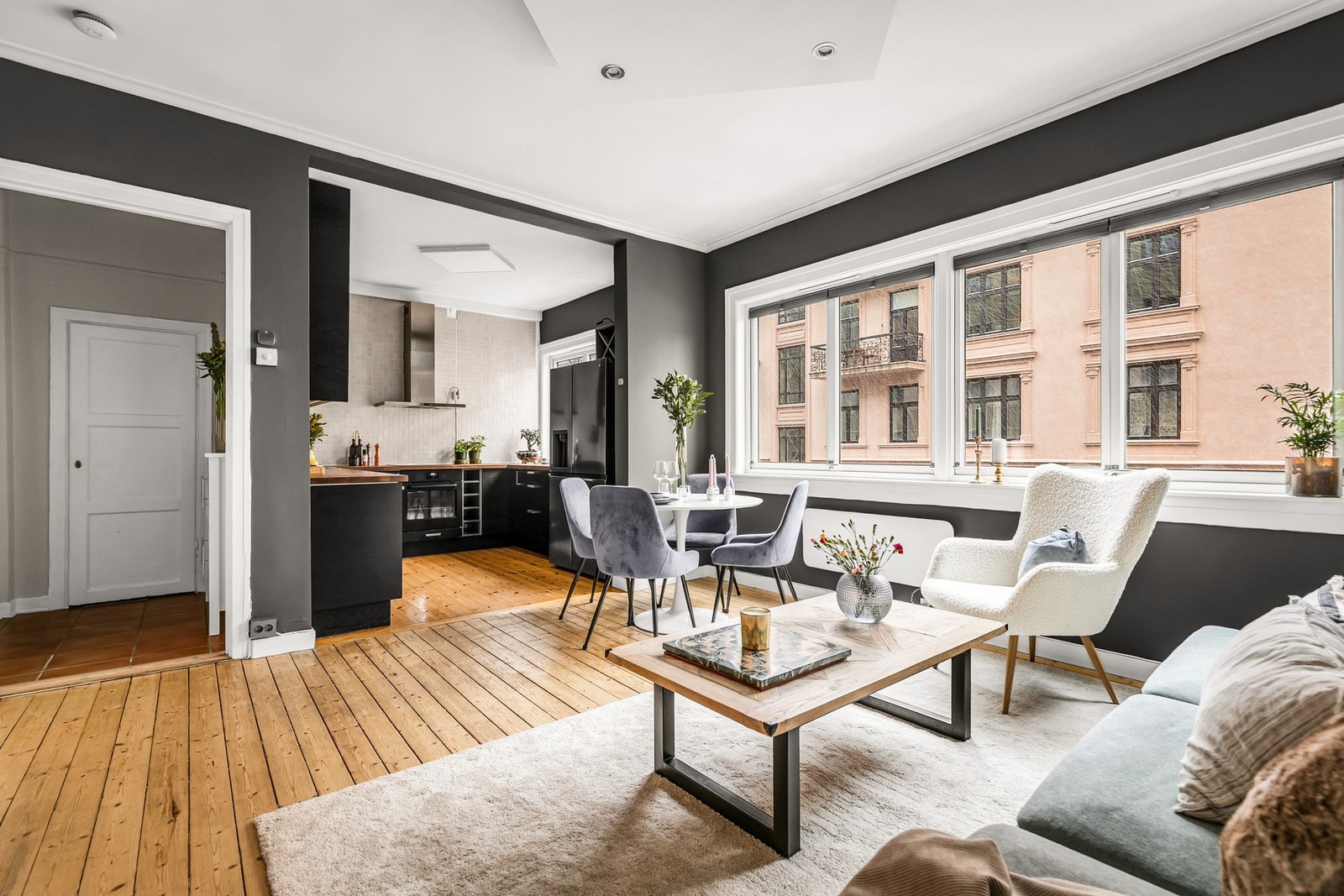 Store vinduer gir flott lysinnslipp og bidrar til en behagelig atmosfære. Galleribilde