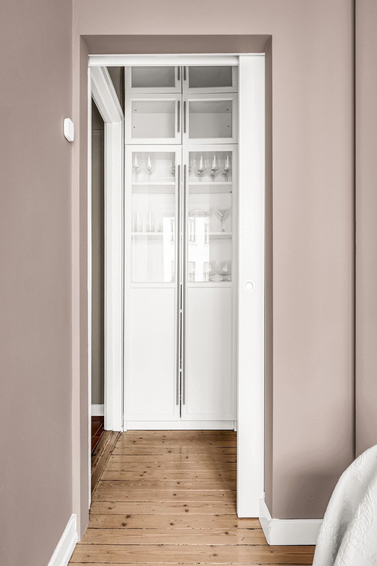 Detaljbilde av skapløsning som gir praktisk og ryddig oppbevaring. Galleribilde