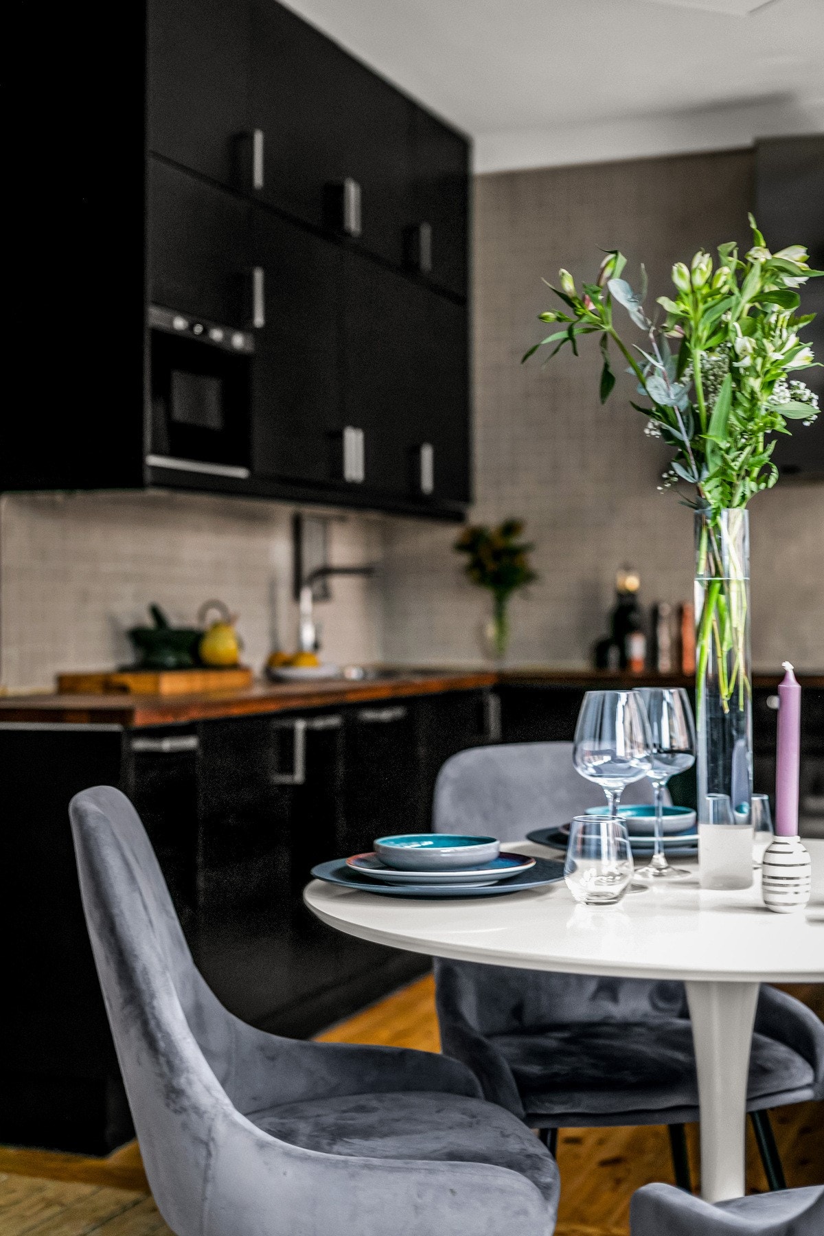 Spisebord plassert i tilknytning til kjøkkenet gir en funksjonell hverdag. Galleribilde