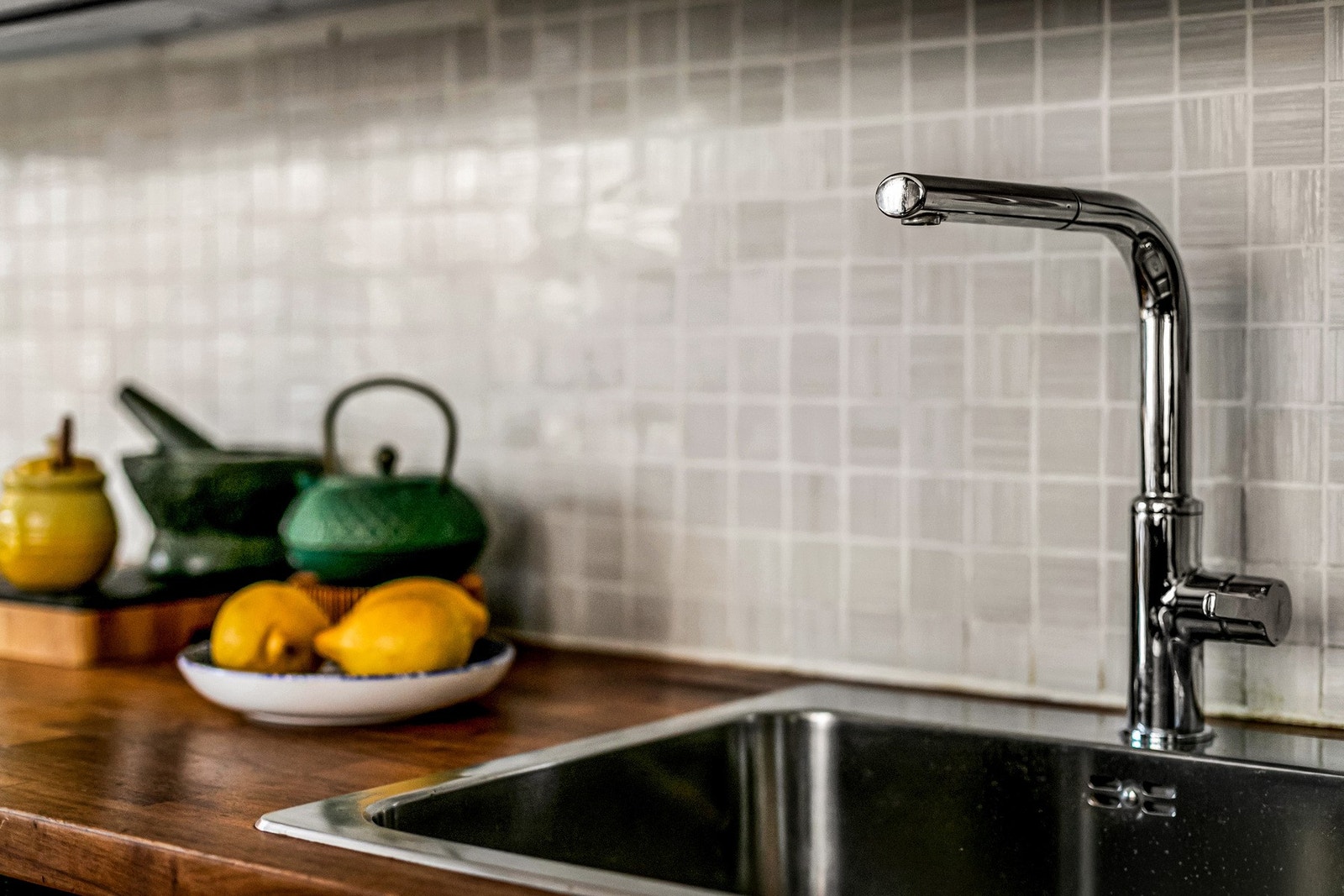 Kjøkkenløsning med romslig vask og benkeplass. Galleribilde