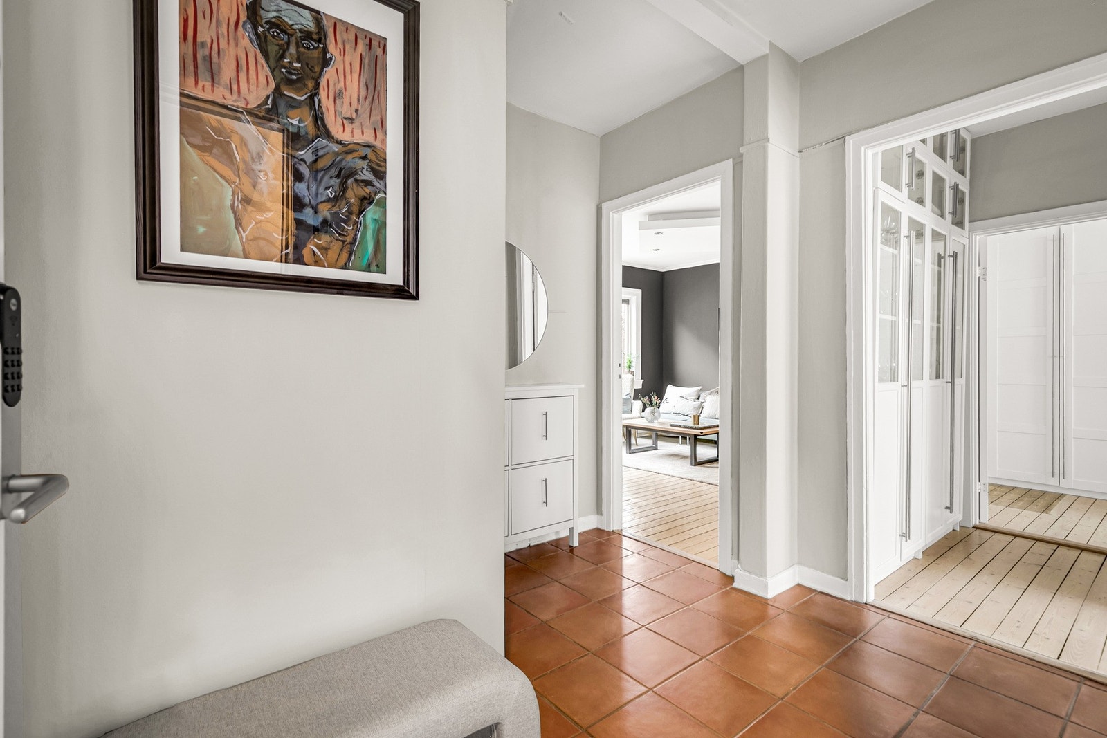 Oversiktlig gang som binder leiligheten sammen på en god måte. Galleribilde