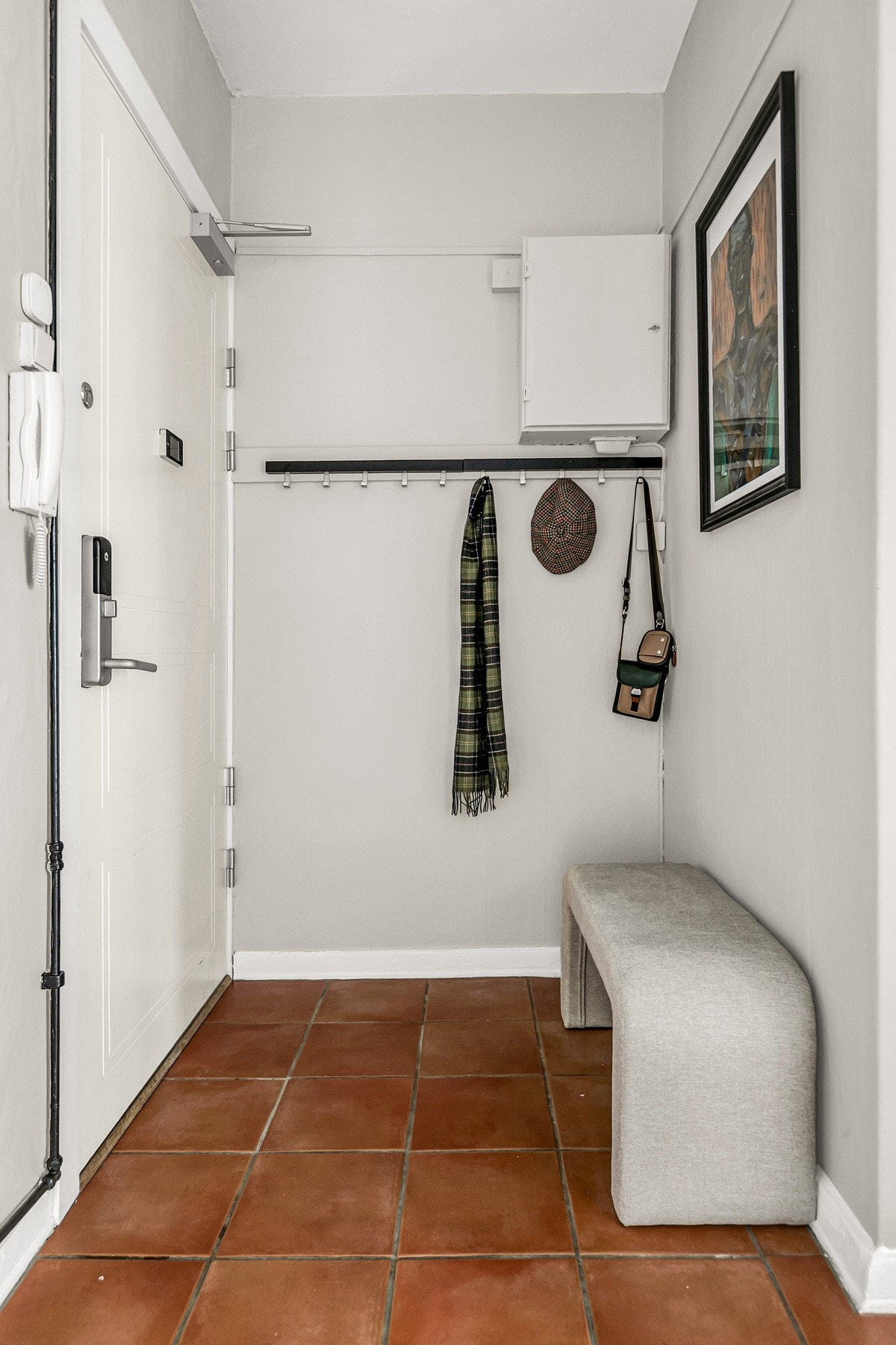 Entré med flislagt gulv og god plass til yttertøy og oppbevaring. Galleribilde