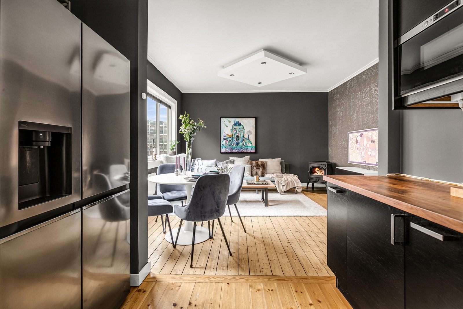 Lys og luftig stue med gjennomgående planløsning mot kjøkken. Galleribilde