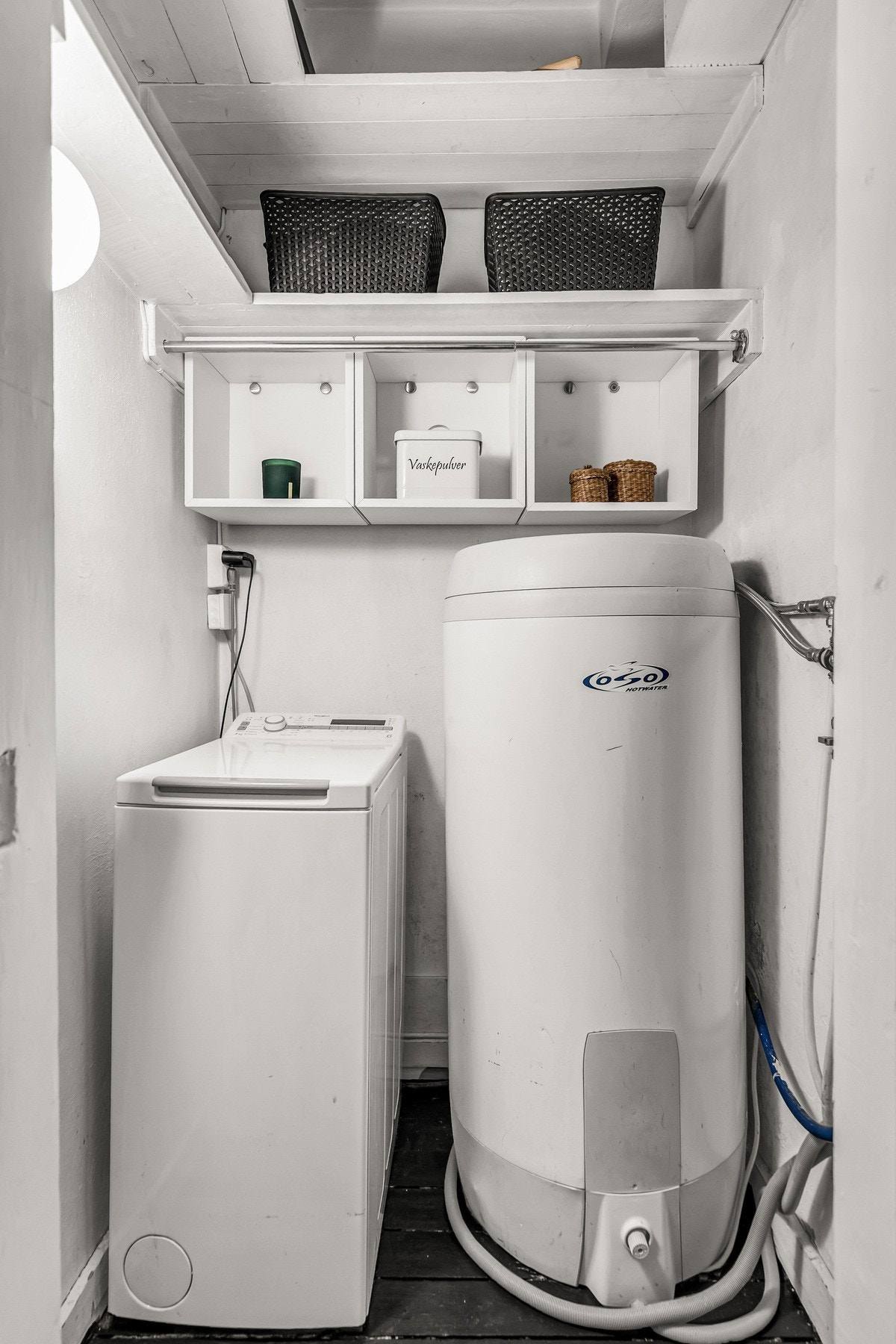 Praktisk innvendig bod/teknisk rom med opplegg for vaskemaskin og varmtvannsbereder. Galleribilde
