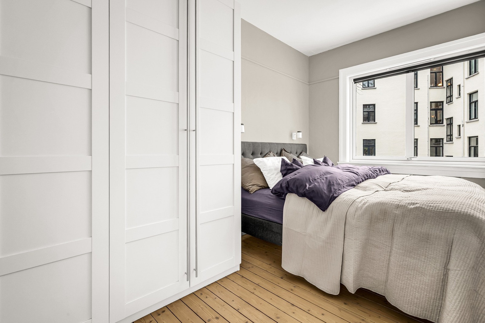 Romslig hovedsoverom med plass til dobbeltseng og garderobe. Galleribilde