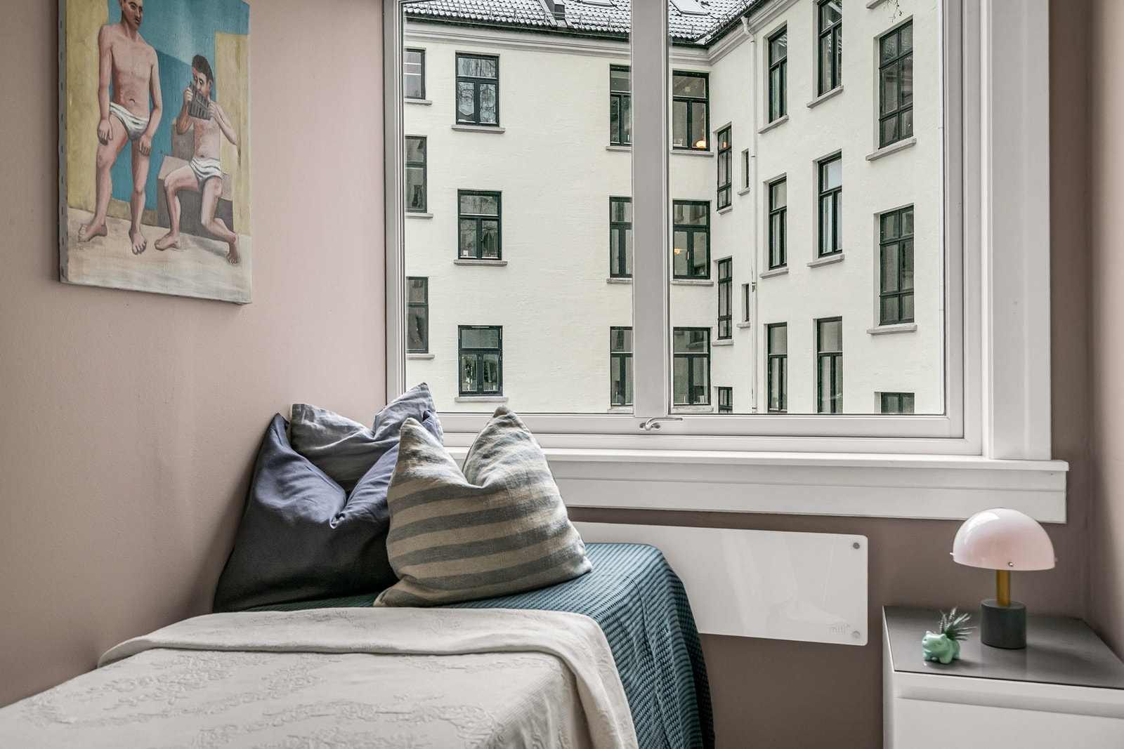 Soverom med plass til seng, nattbord og garderobeløsning. Galleribilde