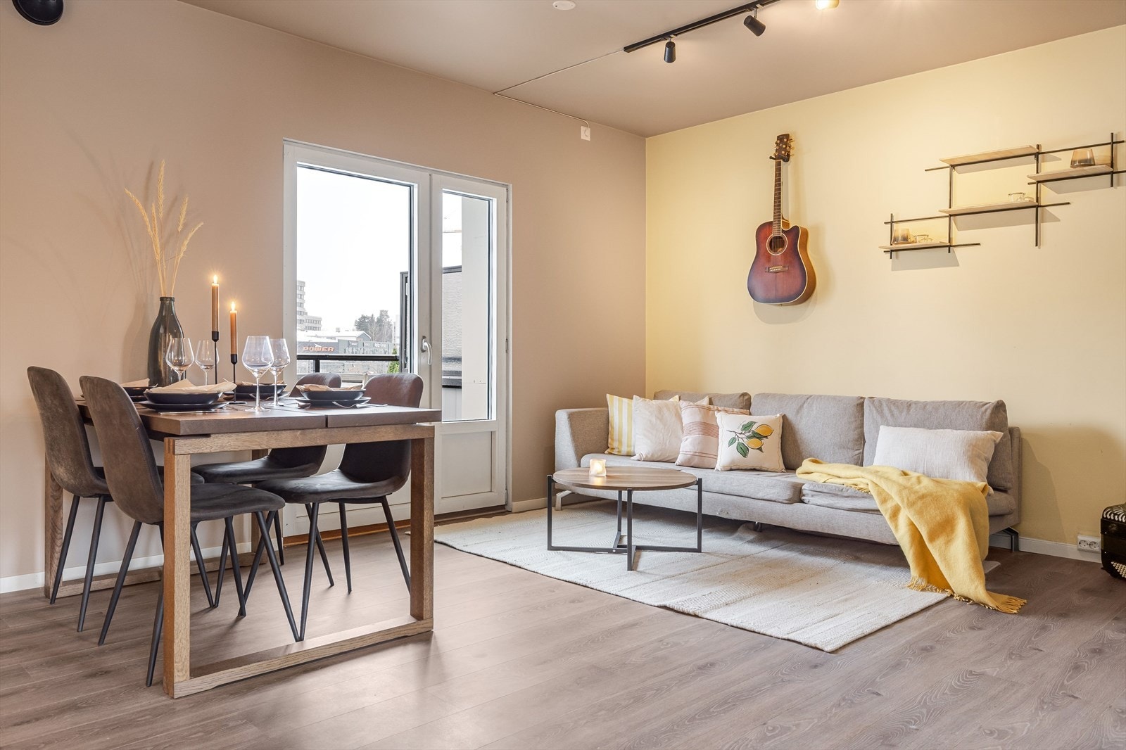 Leiligheten er pusset opp og innredet med lyse og moderne overflater. Galleribilde