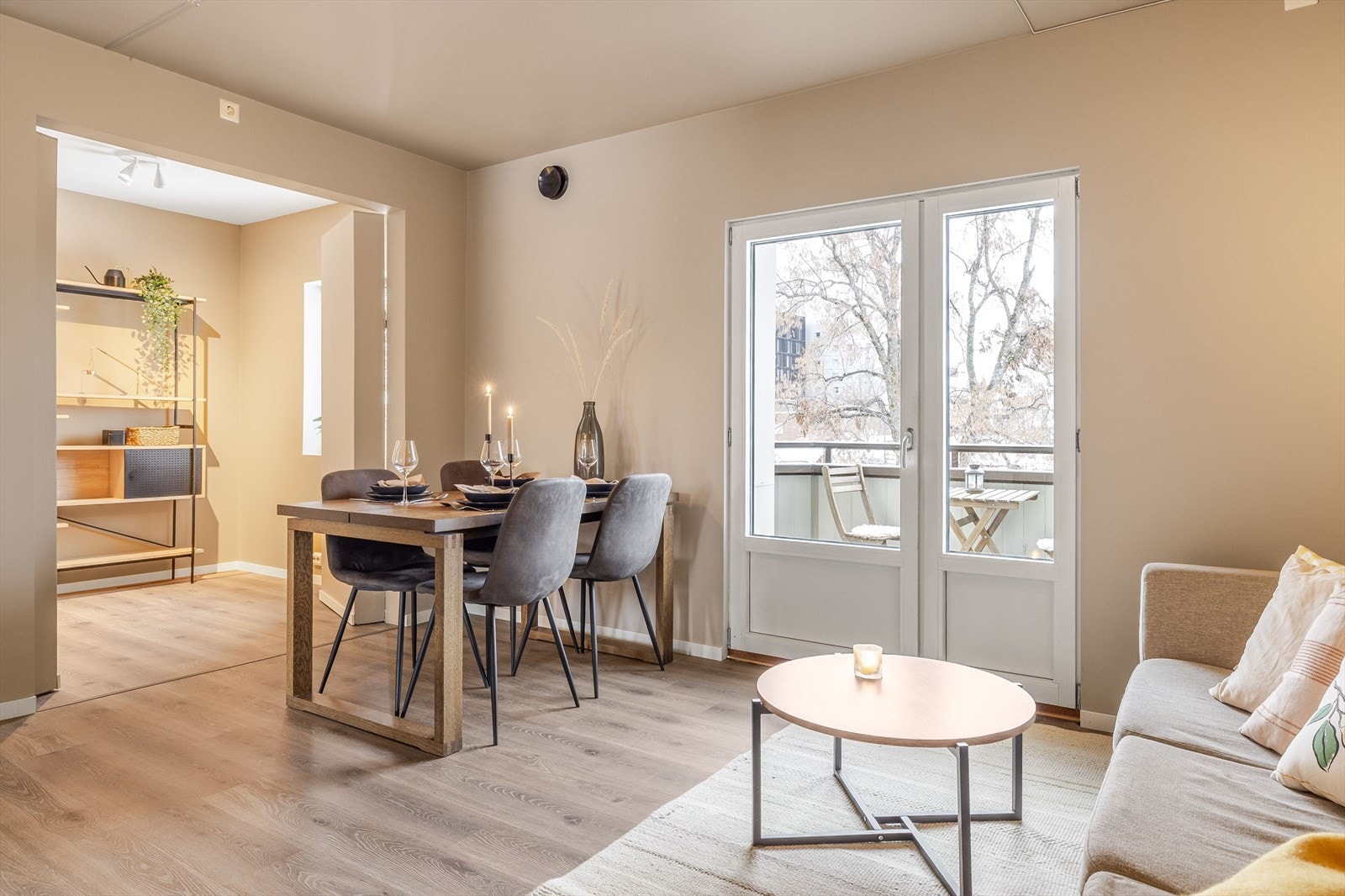 Fra stua er det utgang til balkong. Galleribilde