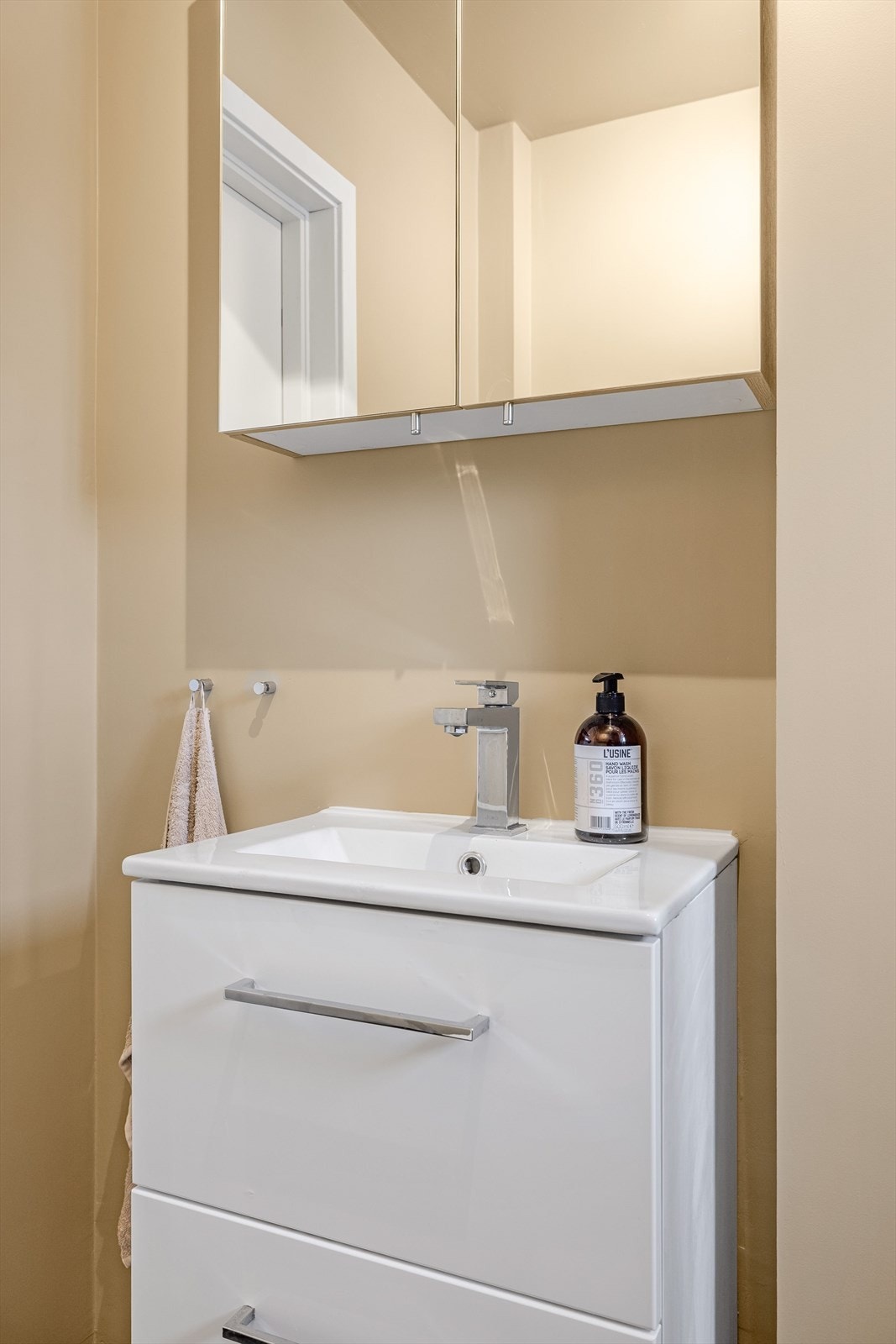 Baderomsinnredning med skuffer og heldekkende servant. I overkant er det speilskap. Galleribilde