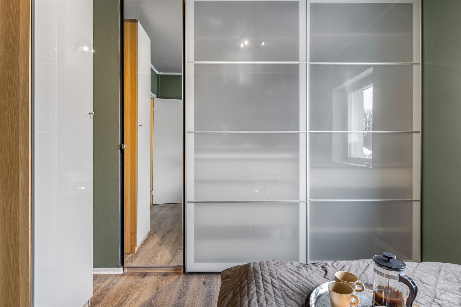 Det er plass til dobbeltseng og rommet er innredet med godt med garderobeskap. Galleribilde