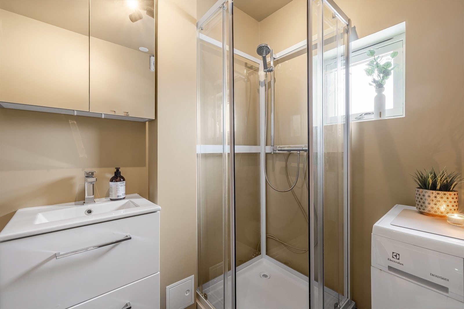 I tillegg har badet dusjkabinett. Galleribilde