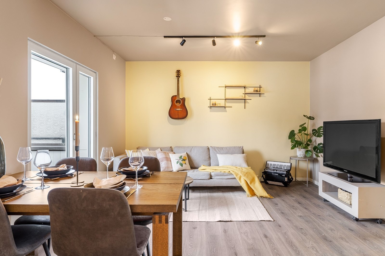 I stua er det plass til både sofa med tilhøende TV-møblement, samt spisebord. Galleribilde