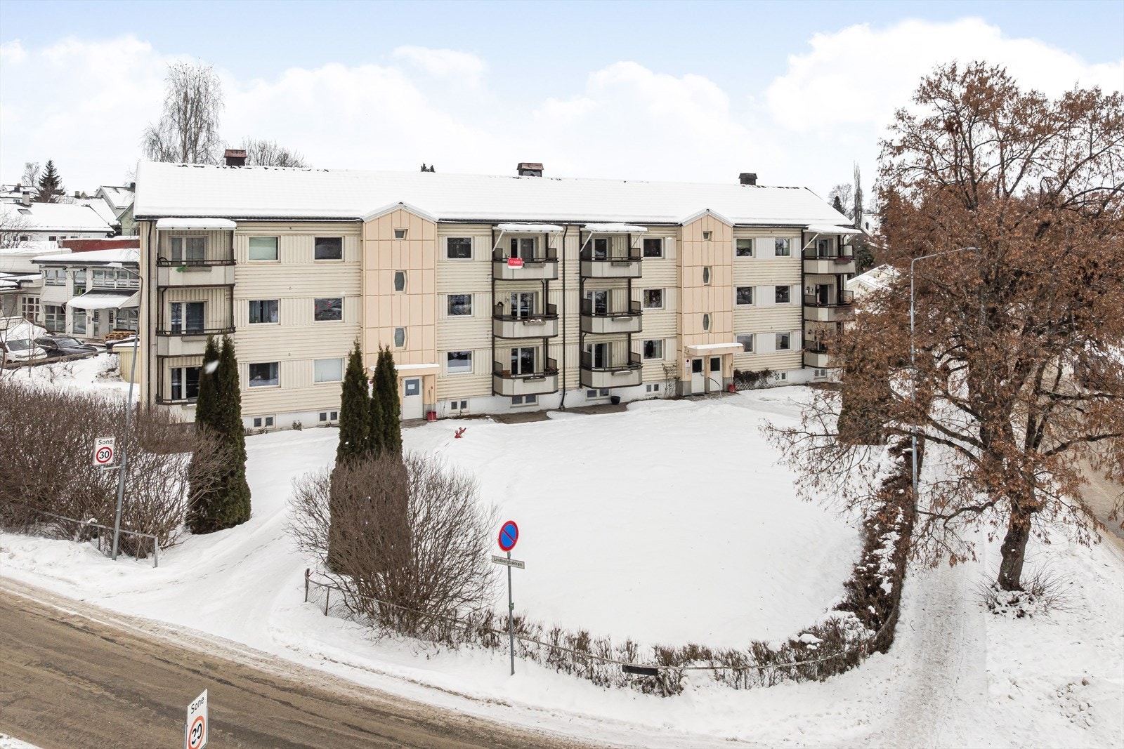 Dette er en pen og moderne 3-roms leilighet beliggende i byggets 2. etasje. Galleribilde