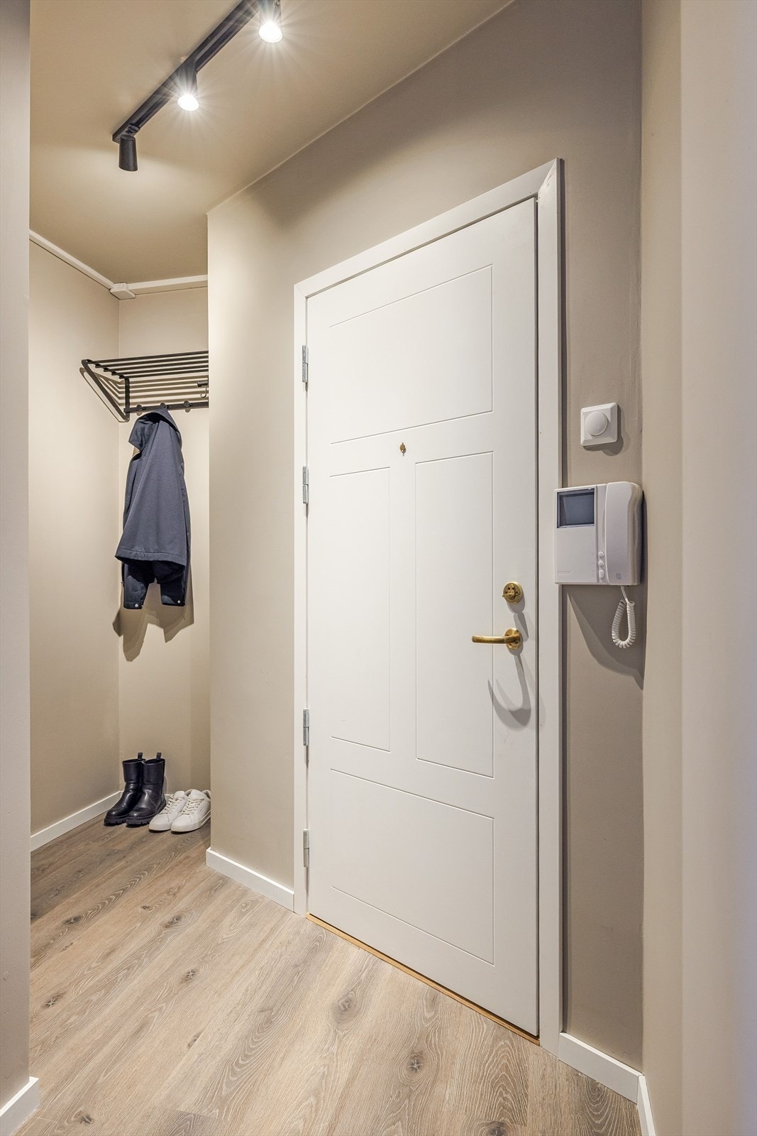 Entré med plass til oppbevaring av sko og yttertøy. Galleribilde