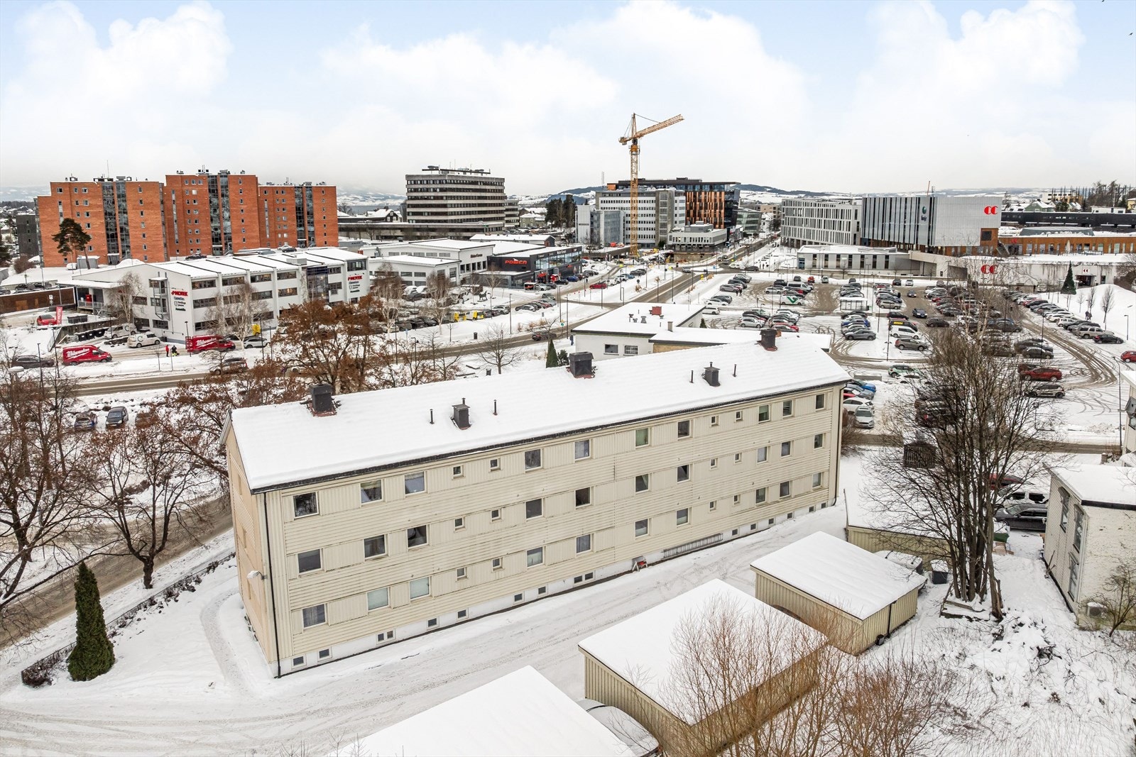 Leiligheten ligger sentralt til i Hamar med umiddelbar nærhet til CC Hamar med et rikt utvalg av butikker og servicefunksjoner. Galleribilde