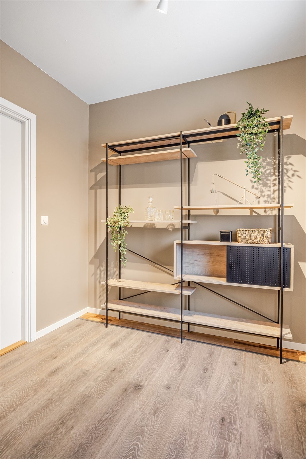 Ønsker du å holde dørene åpne får du en enda romsligere stue. Dette gir et fleksibel løsning, alt etter behov. Galleribilde