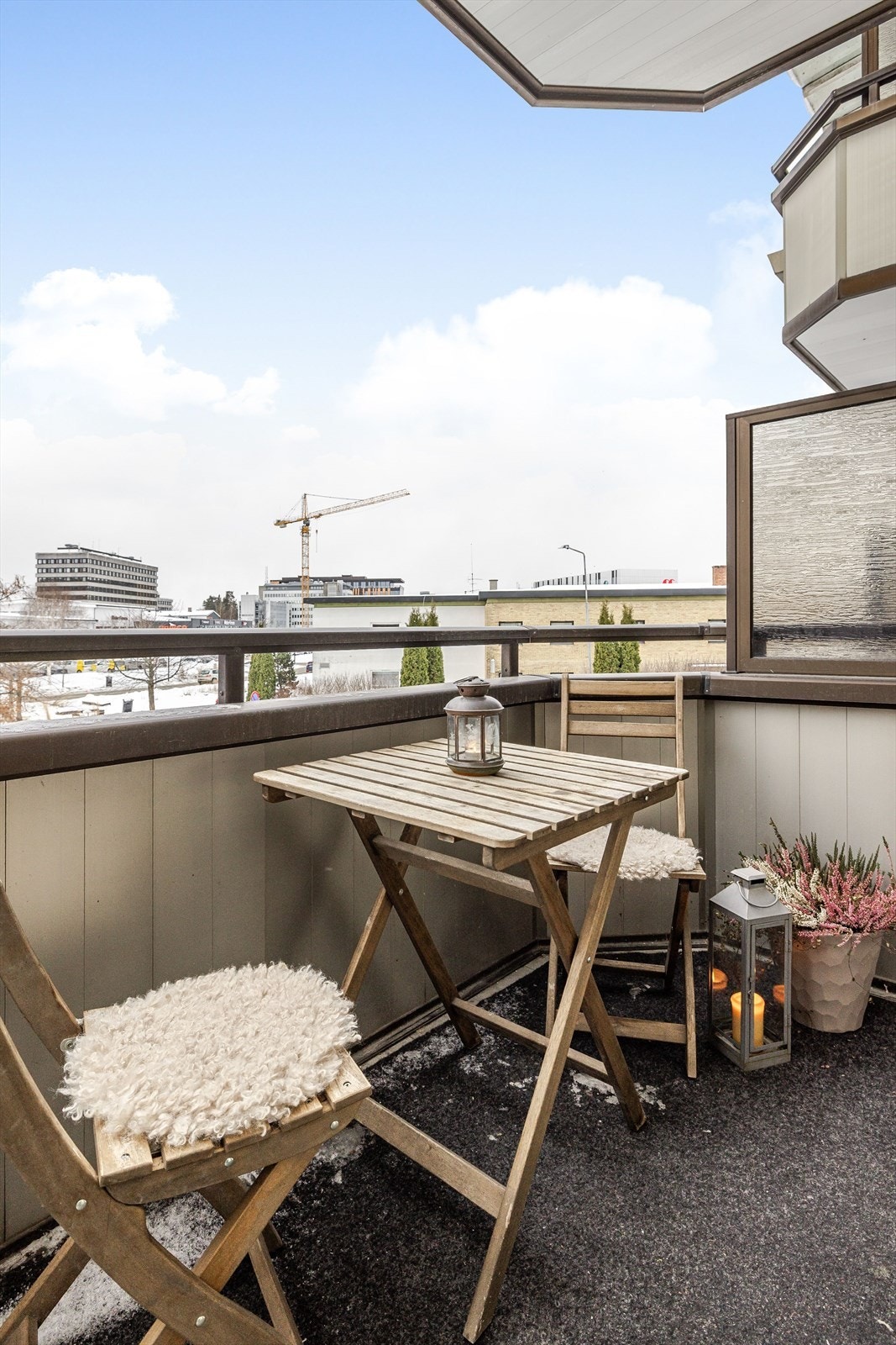 Her er det plass til en liten sittegruppe og diverse for å skape et hyggelig utemiljø. Galleribilde