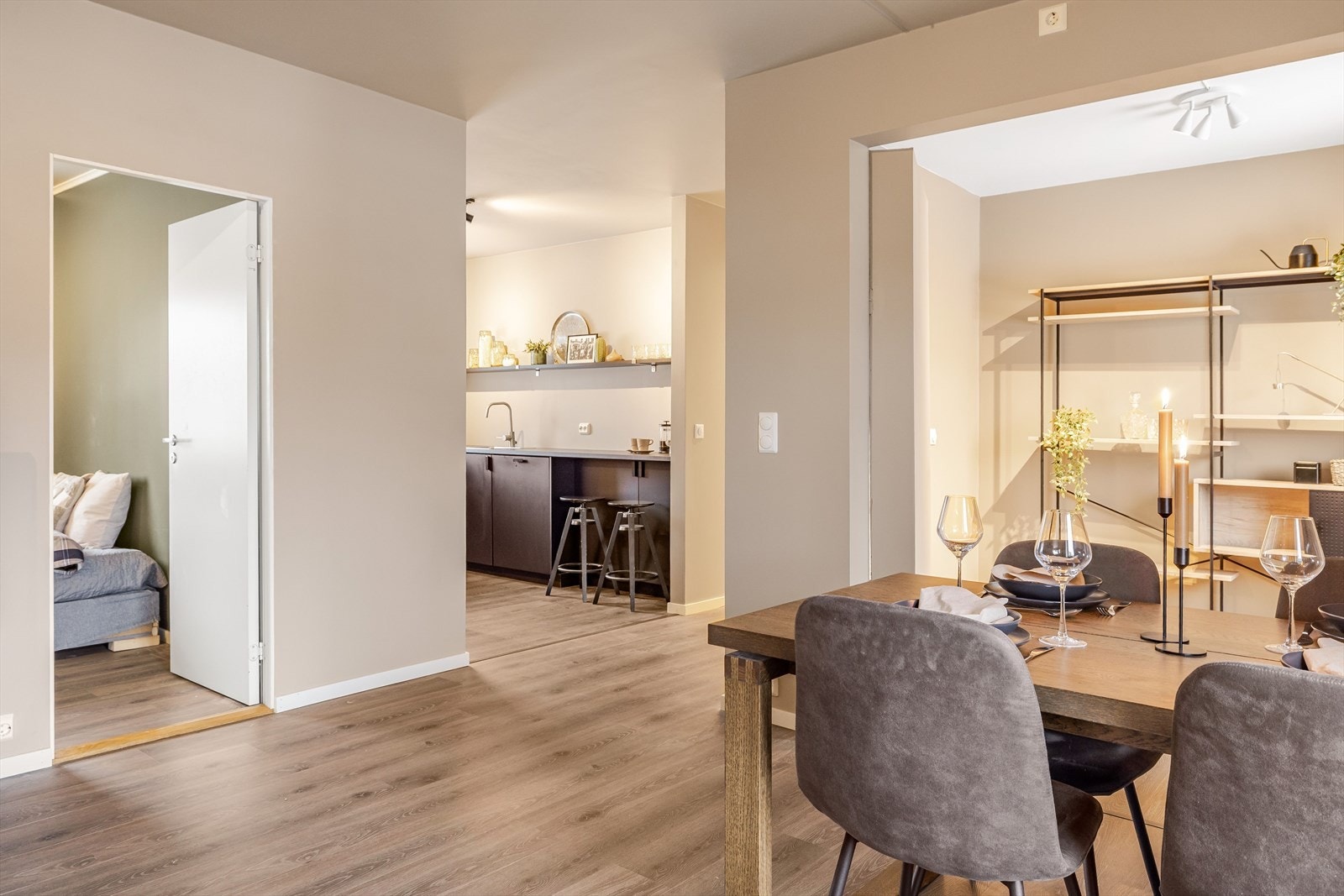 Kjøkken og stue ligger i en delvis åpen løsning, men likevel med noe skjerming. Galleribilde