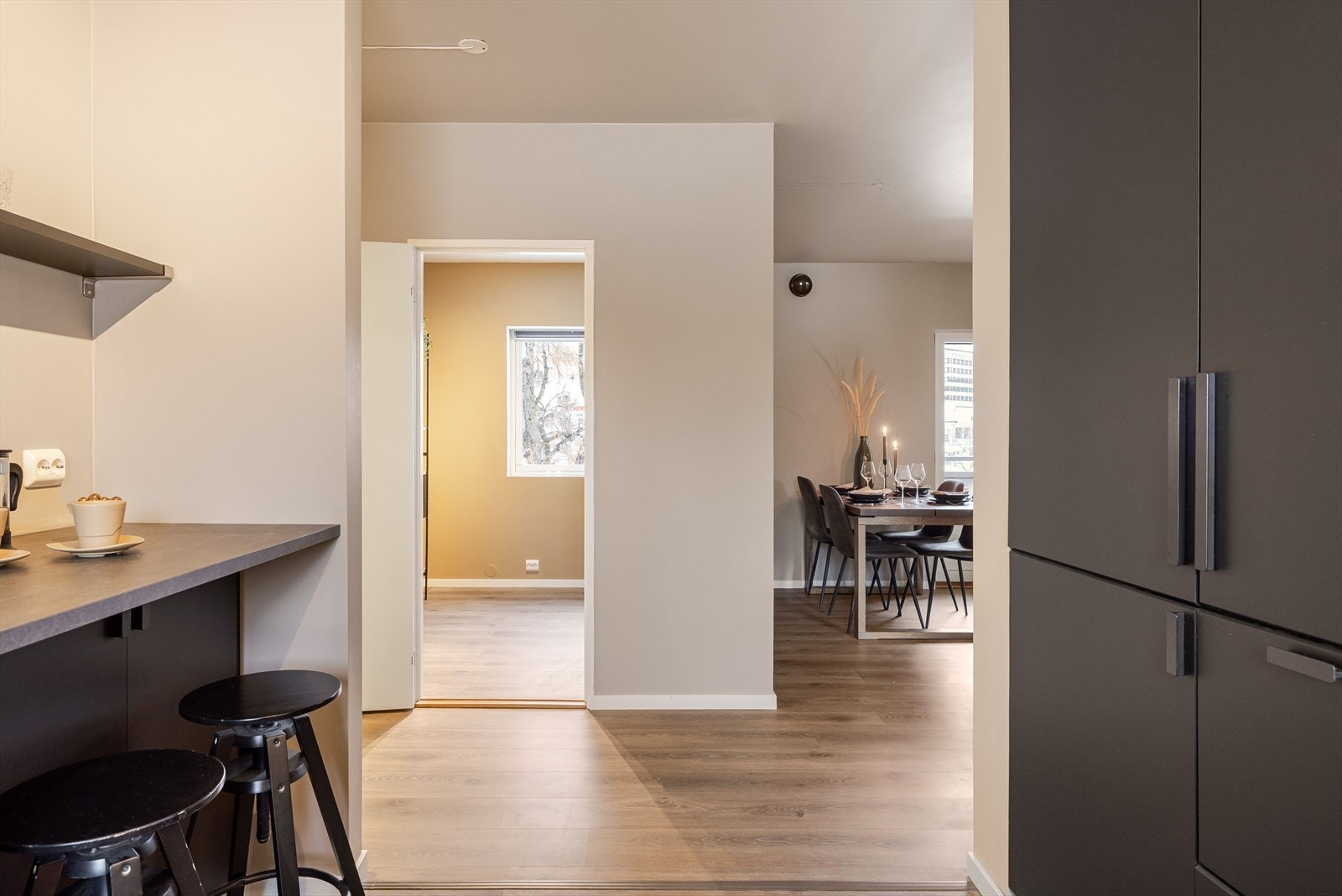 På kjøkkenet er det en praktisk barløsning som gir en fin frokostplass. Galleribilde