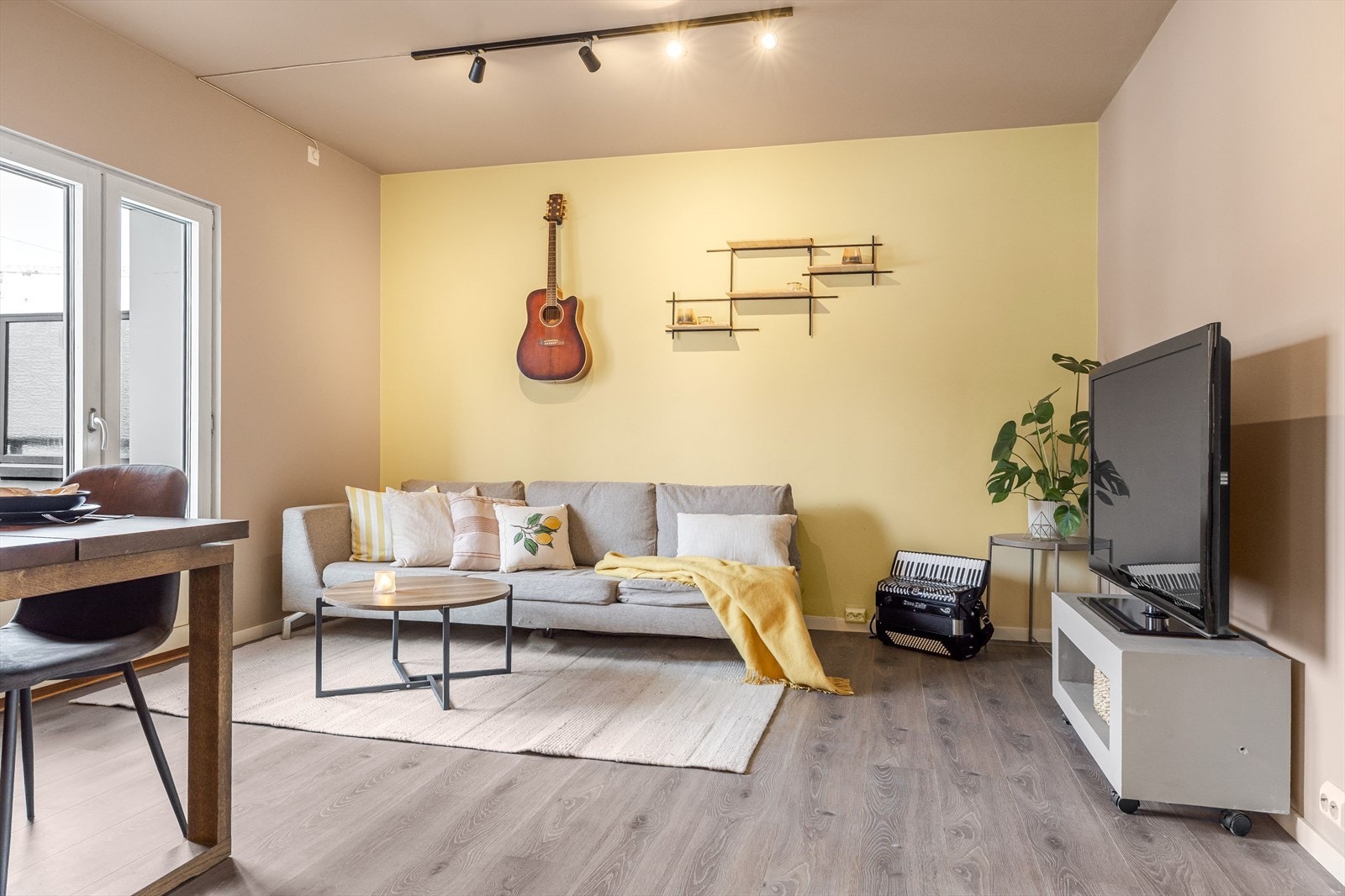 Her i stua er vegger og tak malt i samme farge med en lys gul kontrastvegg. Galleribilde