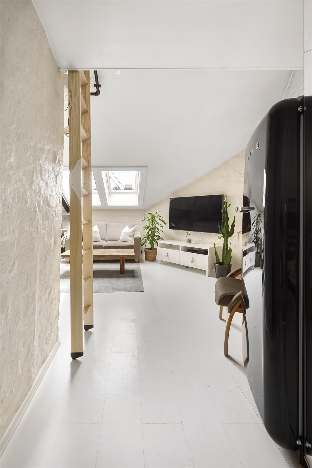 - På høyresiden er det også god plass til 3 skap - Galleribilde