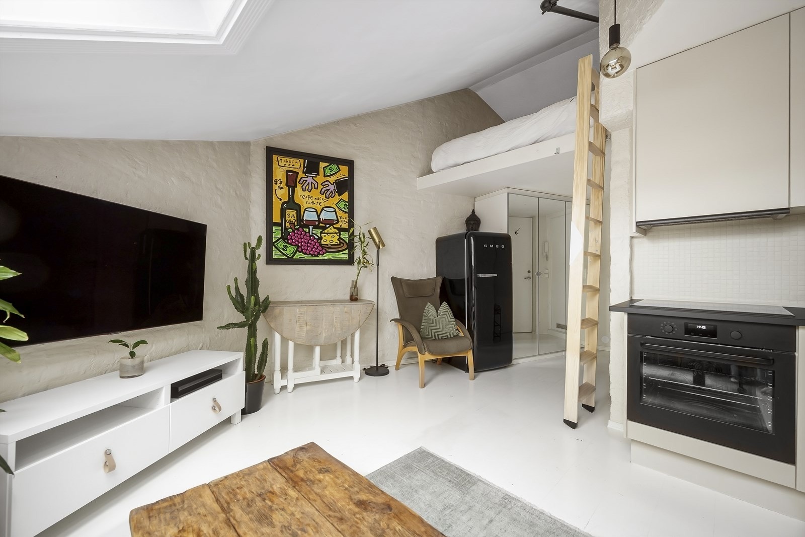 - I stuen har du god plass til ssofagruppe og et lite spisebord - Galleribilde