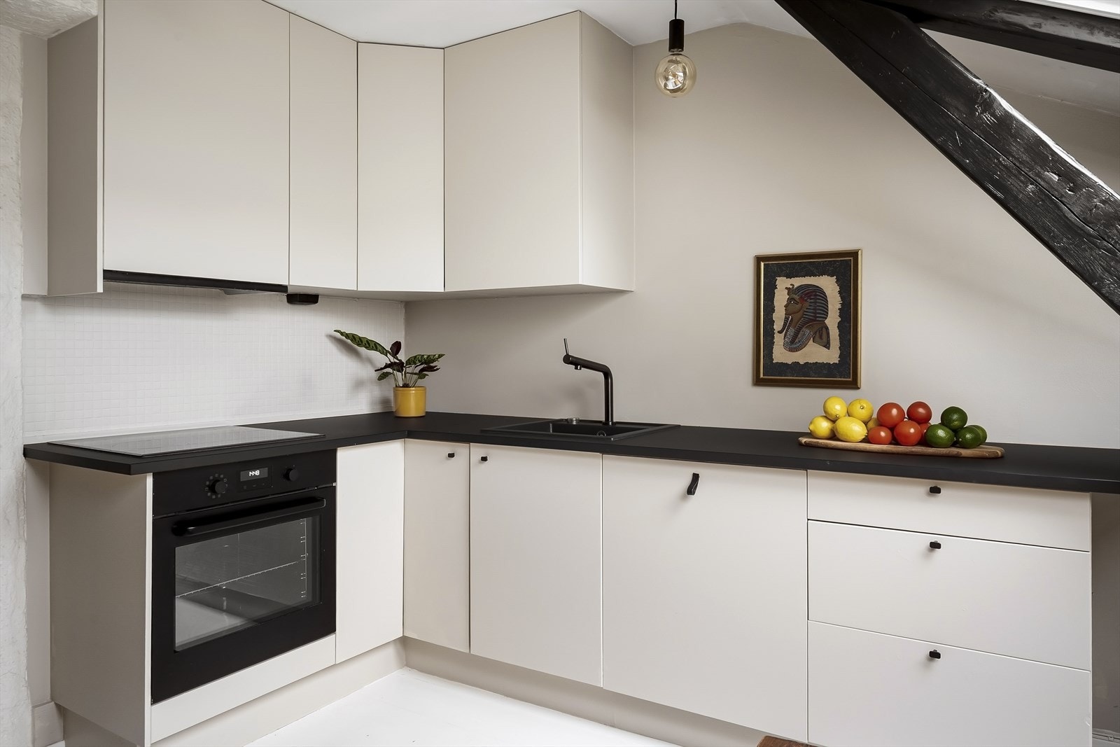 - Et godt arbeidskjøkken med mye skap- og benkeplass - Galleribilde