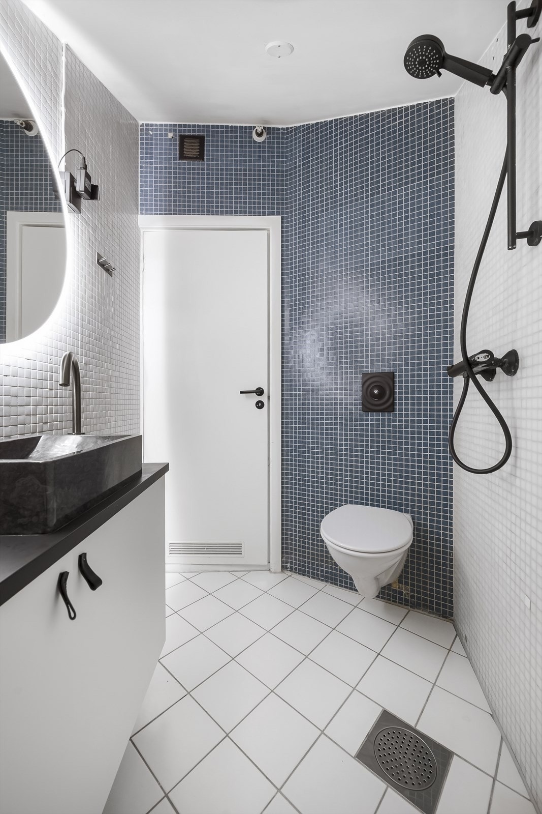 - Du kan enkelt henge opp dusjforheng - Galleribilde