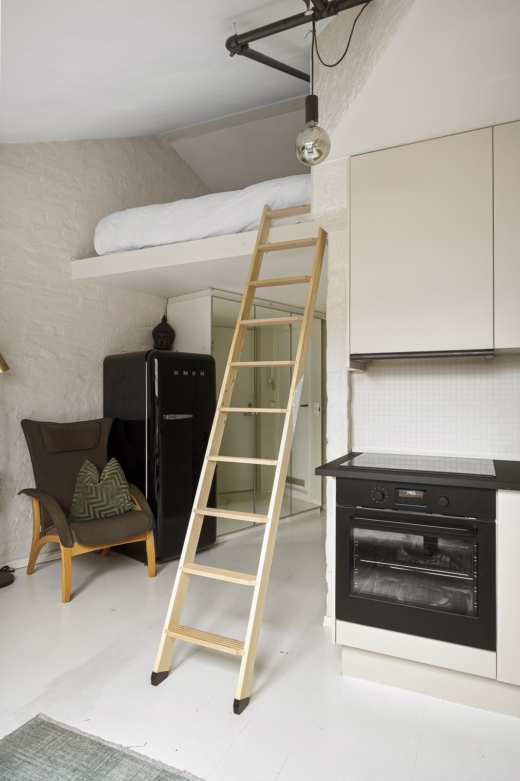 - Stigen kan enkelt hektes på og fjernes for en mer åpen løsning - Galleribilde