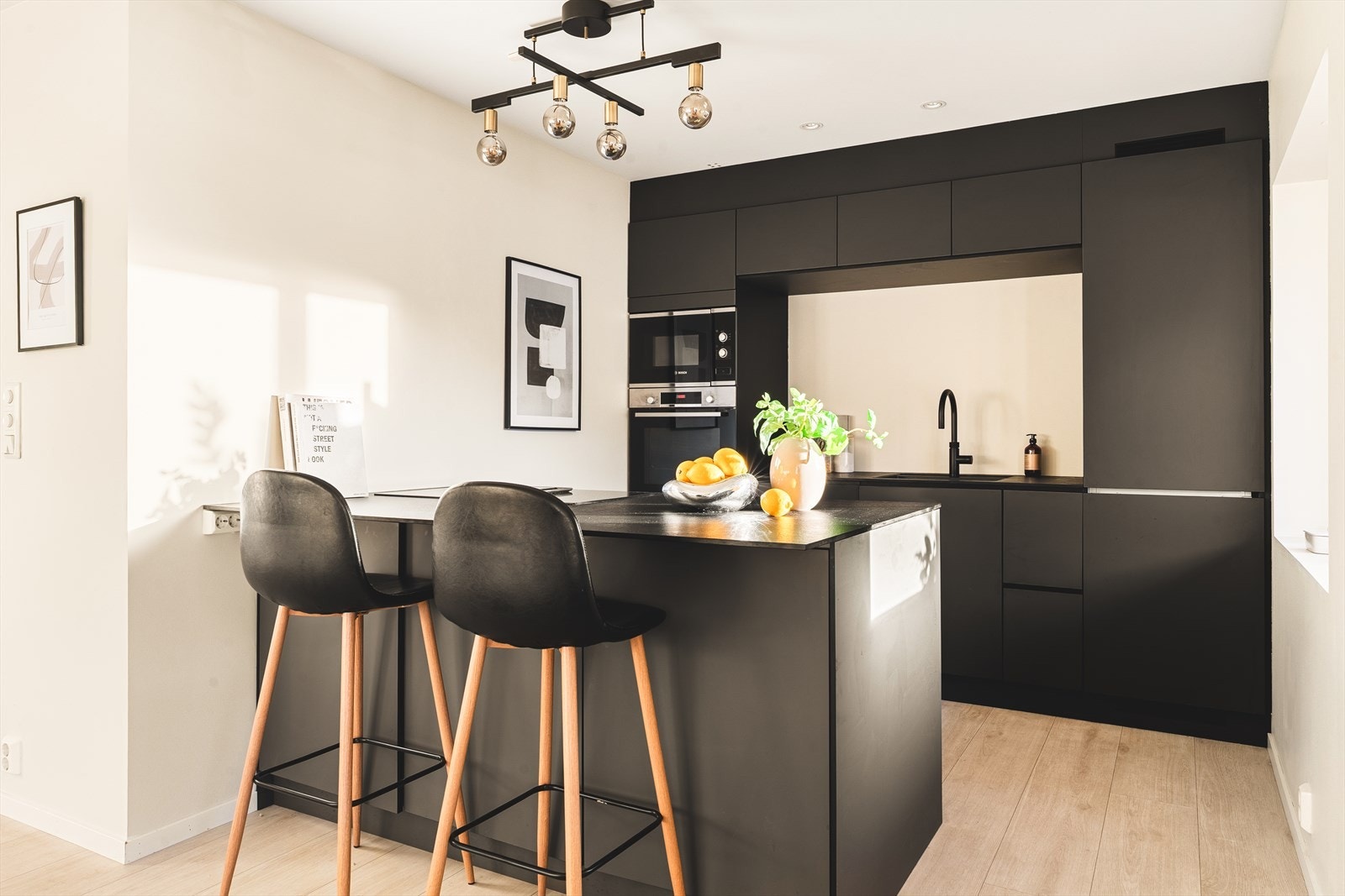 Godt med skap og benkplass på kjøkken Galleribilde