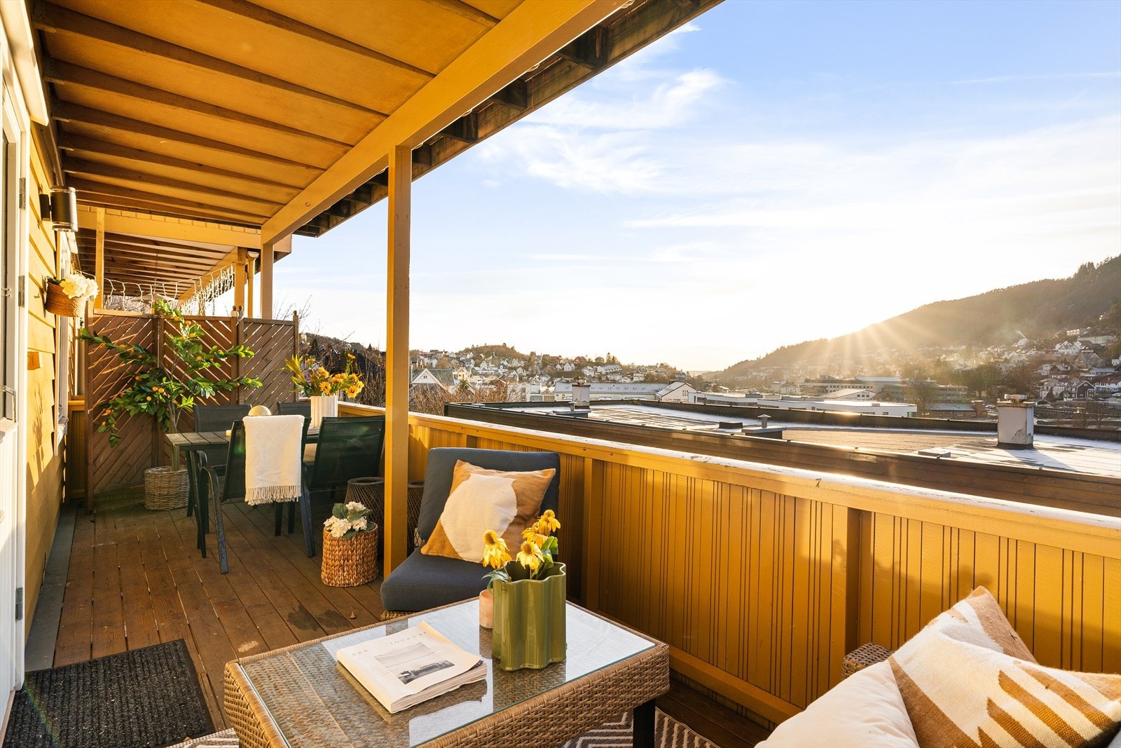 Her er god plass å møblere på balkongen i flere soner. Gode solforhold Galleribilde