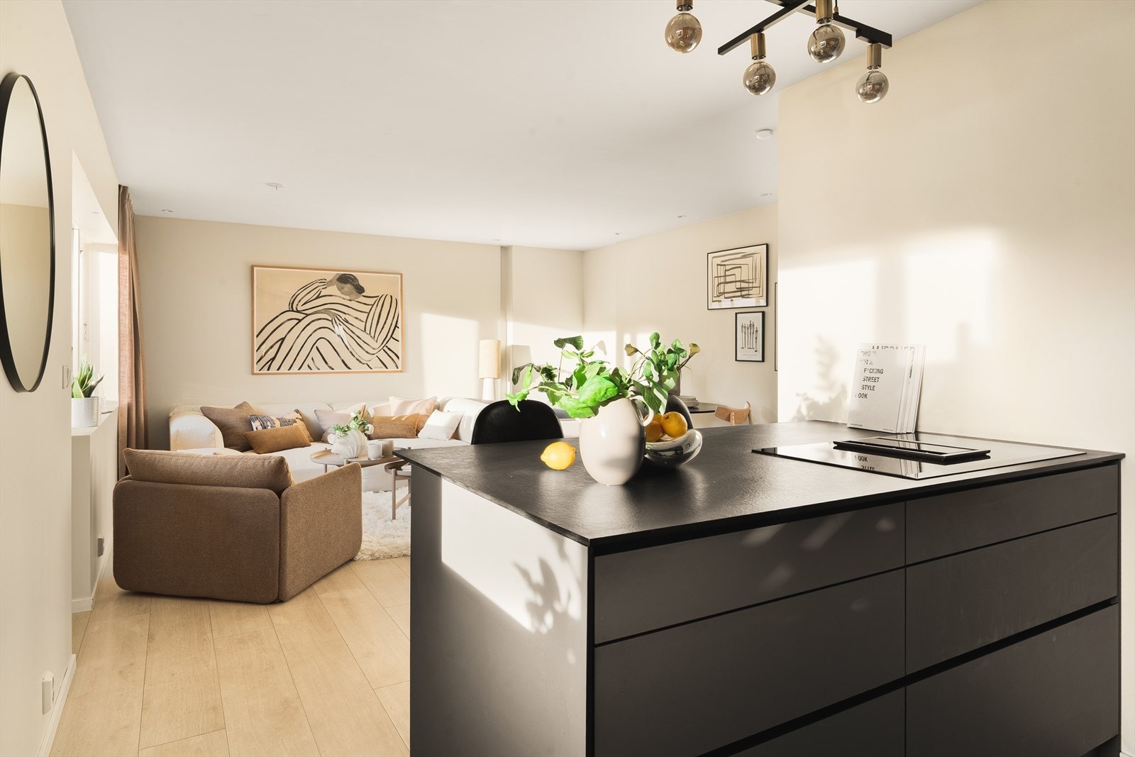 God plass til flere sittegrupper Galleribilde