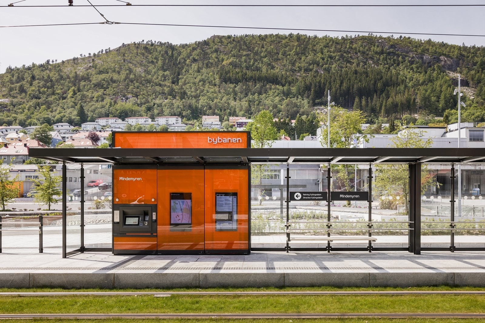 Bybanestoppet på Wergeland og Mindemyren ligger i nærområdet og gir smidig forbindelse til sentrum og øvrige deler av Bergen. Galleribilde