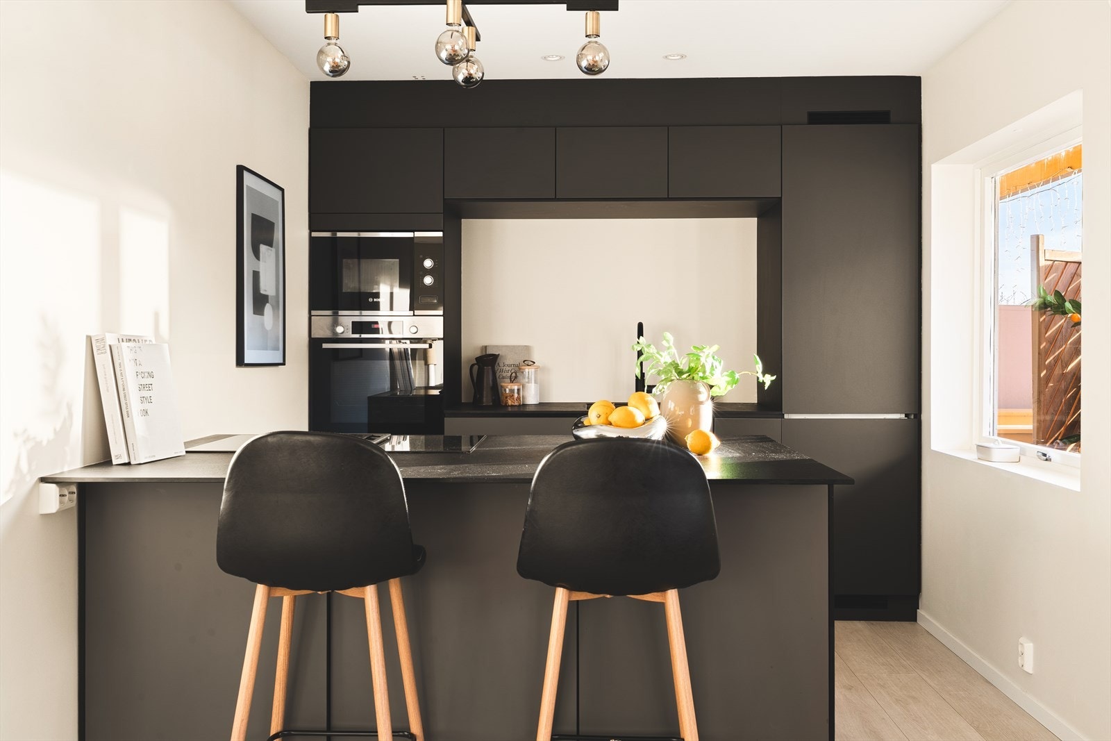 Påkostet kjøkken av Kvik fra 2020 (kompaktlaminat, kostbar koketopp i øyen, ekstra oppbevaring i øy, Quooker) bad fra 2019
/2020 med duggfritt speil. Galleribilde