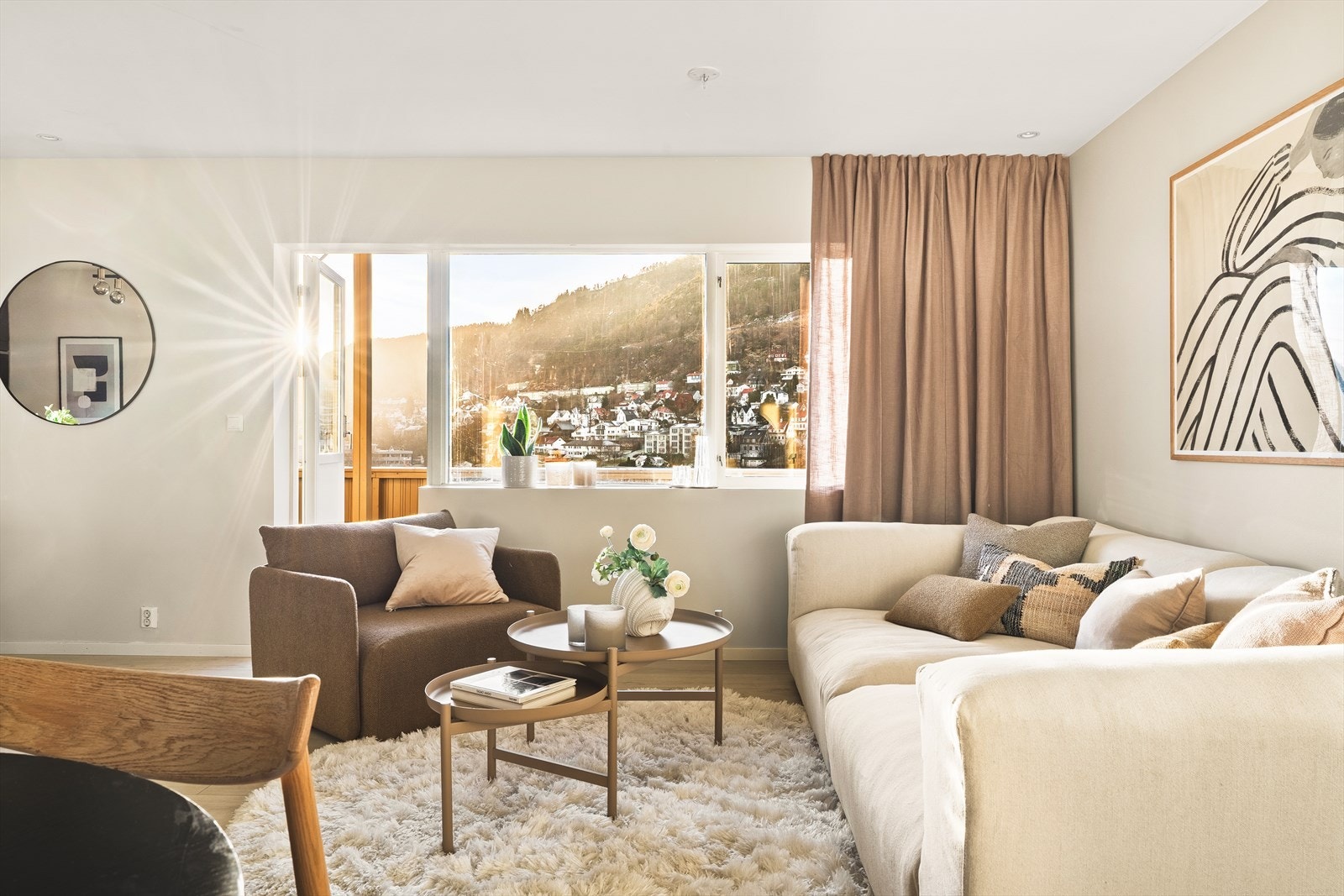 Lys og innbydende stue med utgang til balkong. Galleribilde