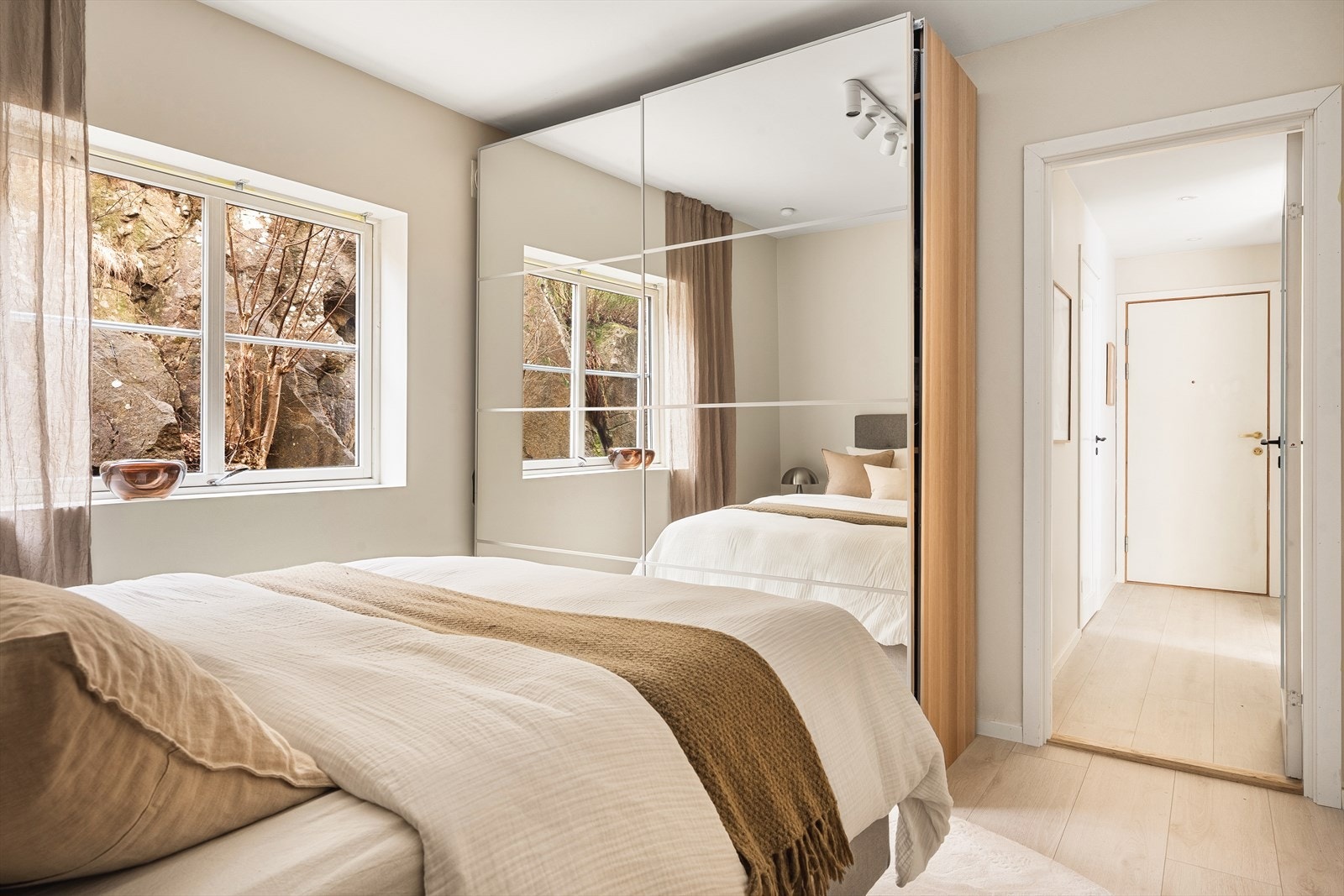 God plass til oppbevaring av klær på hovedsoverom Galleribilde