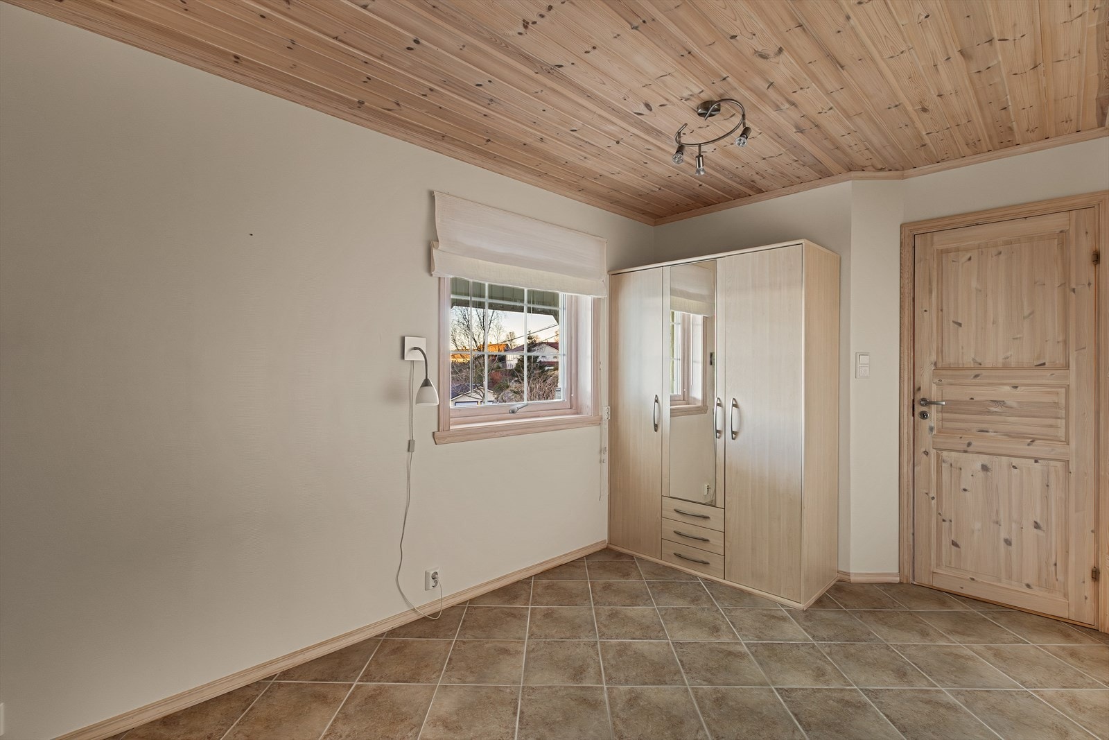 Soverommet i underetasje i hoveddel. Her er det varmekabler i gulv. Galleribilde